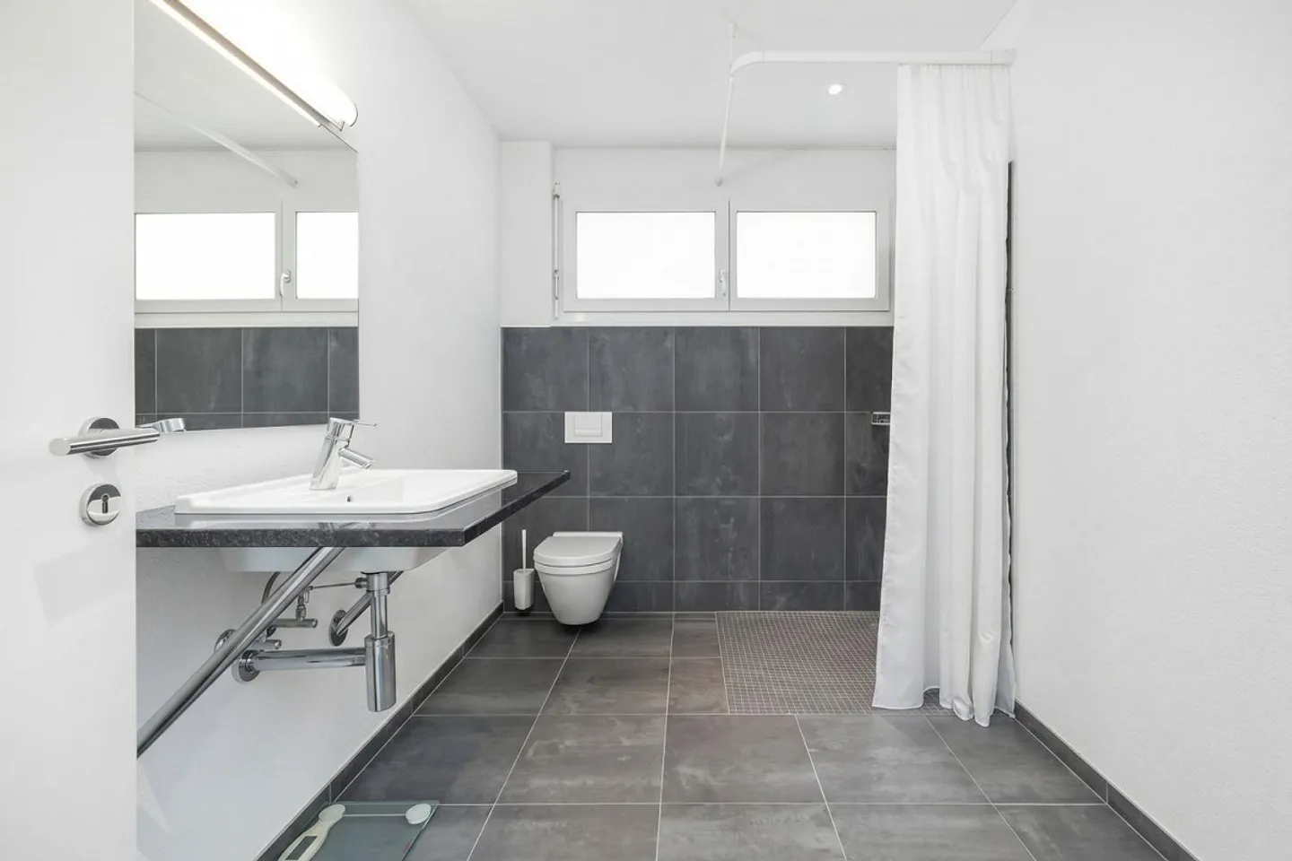 Spacious living with plenty of comfort - Photo 10 of 10