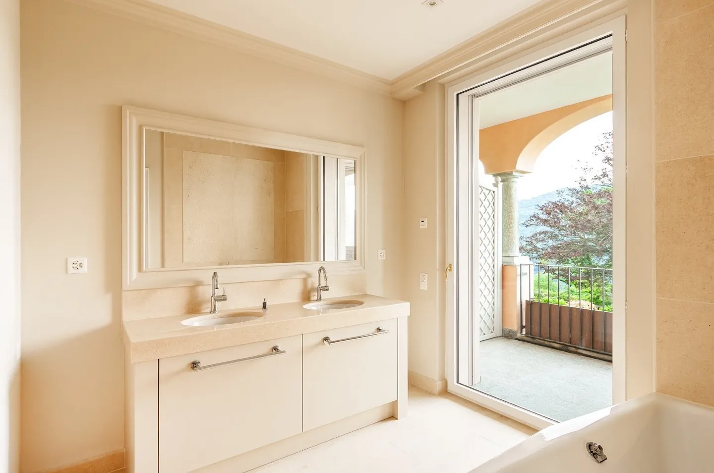 COLLINA D'ORO-AGRA - Luxurious 276 sqm apartment with large loggia and lake view (Ref. 303) - Photo 4 of 18