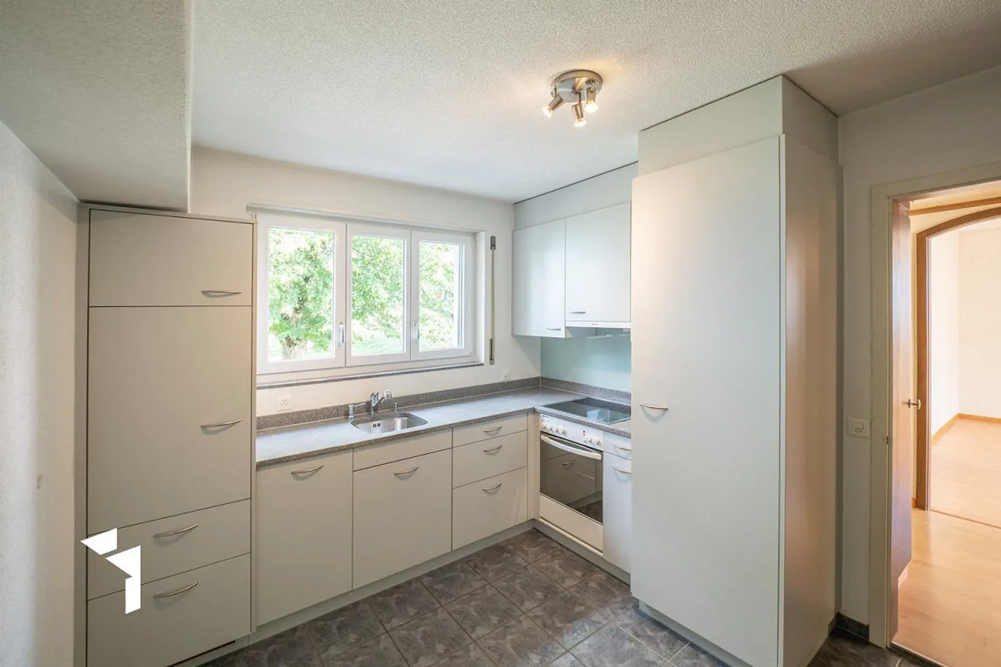 Fehr Real Estate - Charming 2-Generation House with Large Surroundings - Photo 10 of 13
