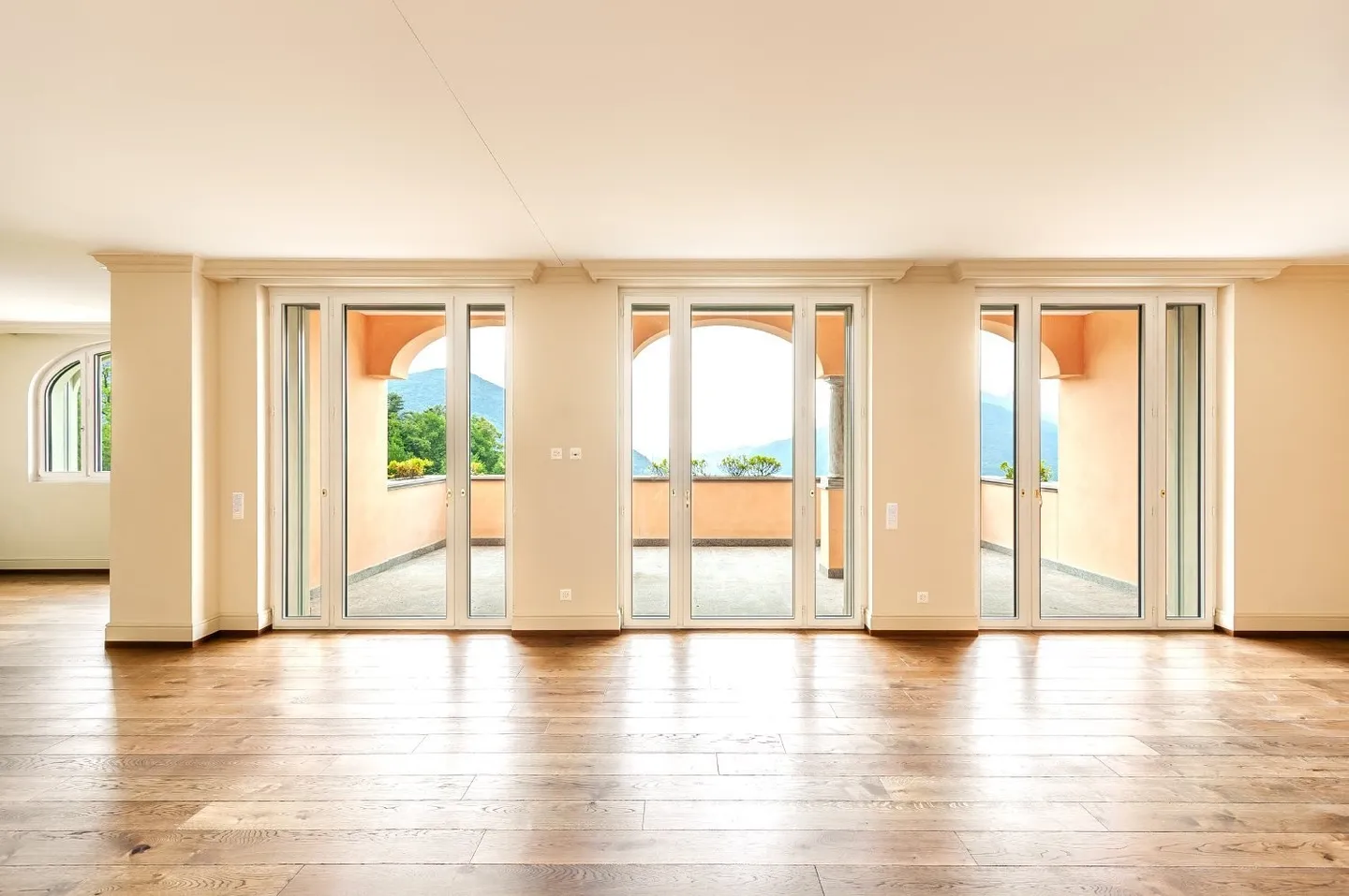 COLLINA D'ORO-AGRA - Luxurious 276 sqm apartment with large loggia and lake view (Ref. 303) - Photo 3 of 18