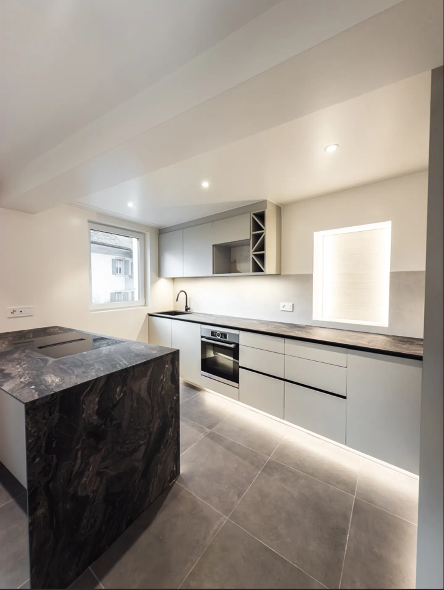 SUPERBO EDIFICIO DI DUE APPARTAMENTI A 2 PASSI DAL LAGO - Foto 1 di 16