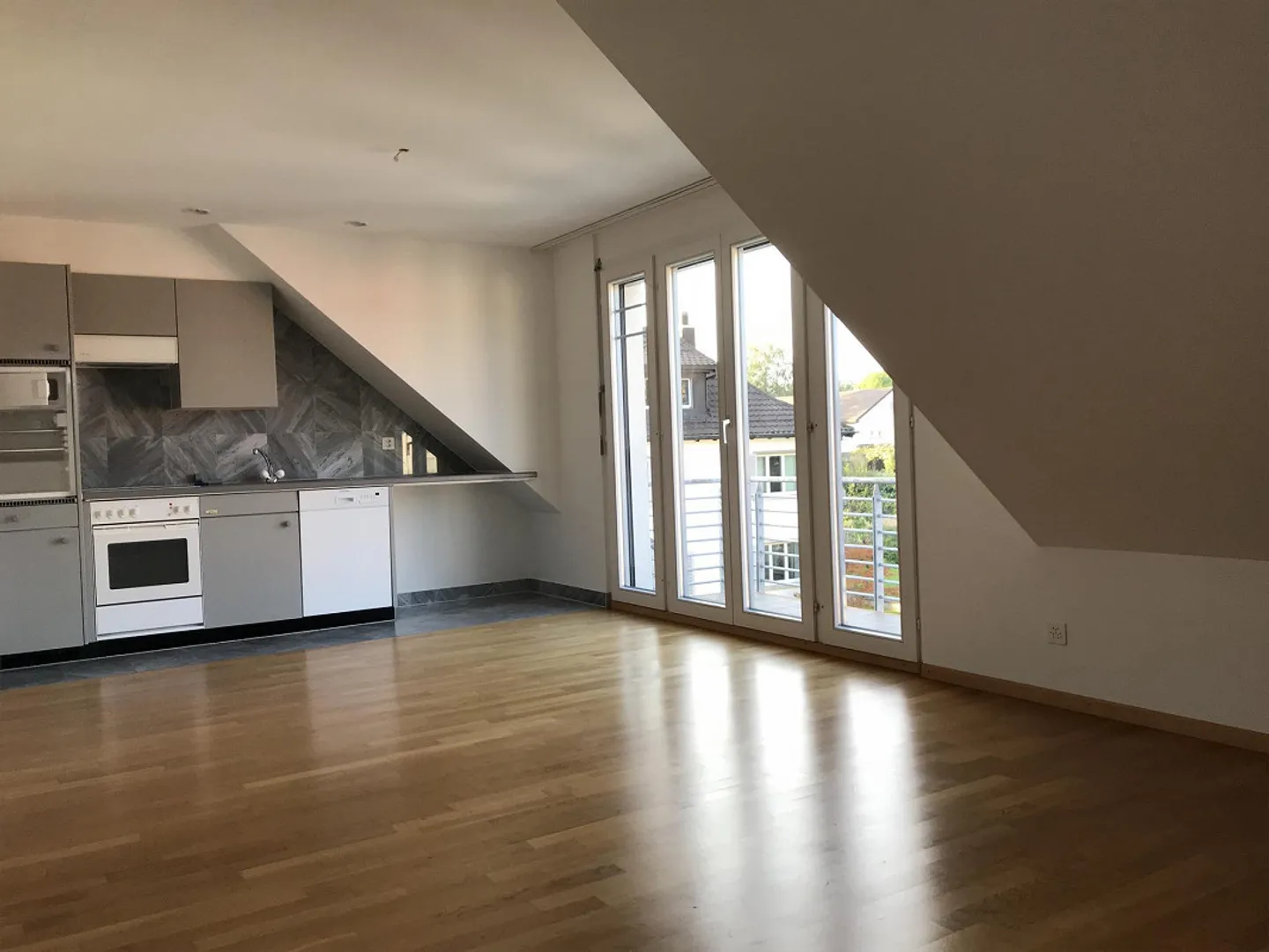 Vicino HSG: Bellissimo, luminoso e tranquillo appartamento mansardato con 2 camere - Foto 2 di 6