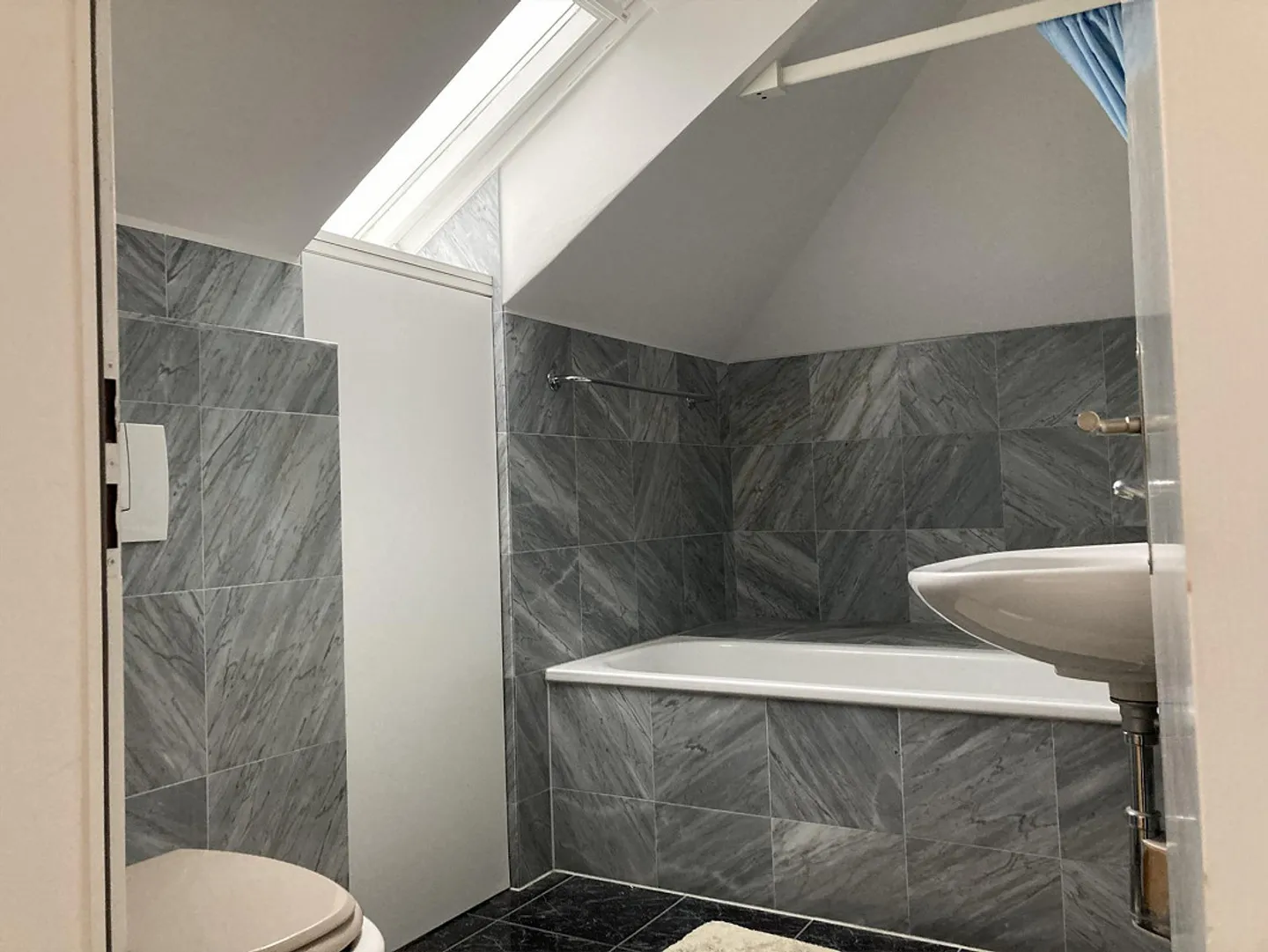 Vicino HSG: Bellissimo, luminoso e tranquillo appartamento mansardato con 2 camere - Foto 5 di 6