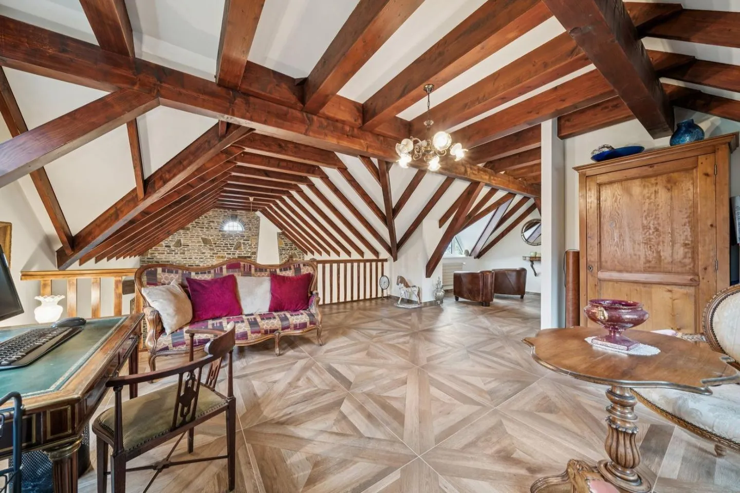 Luxurious Detached Villa in a Preferred Neighborhood - Photo 13 of 13