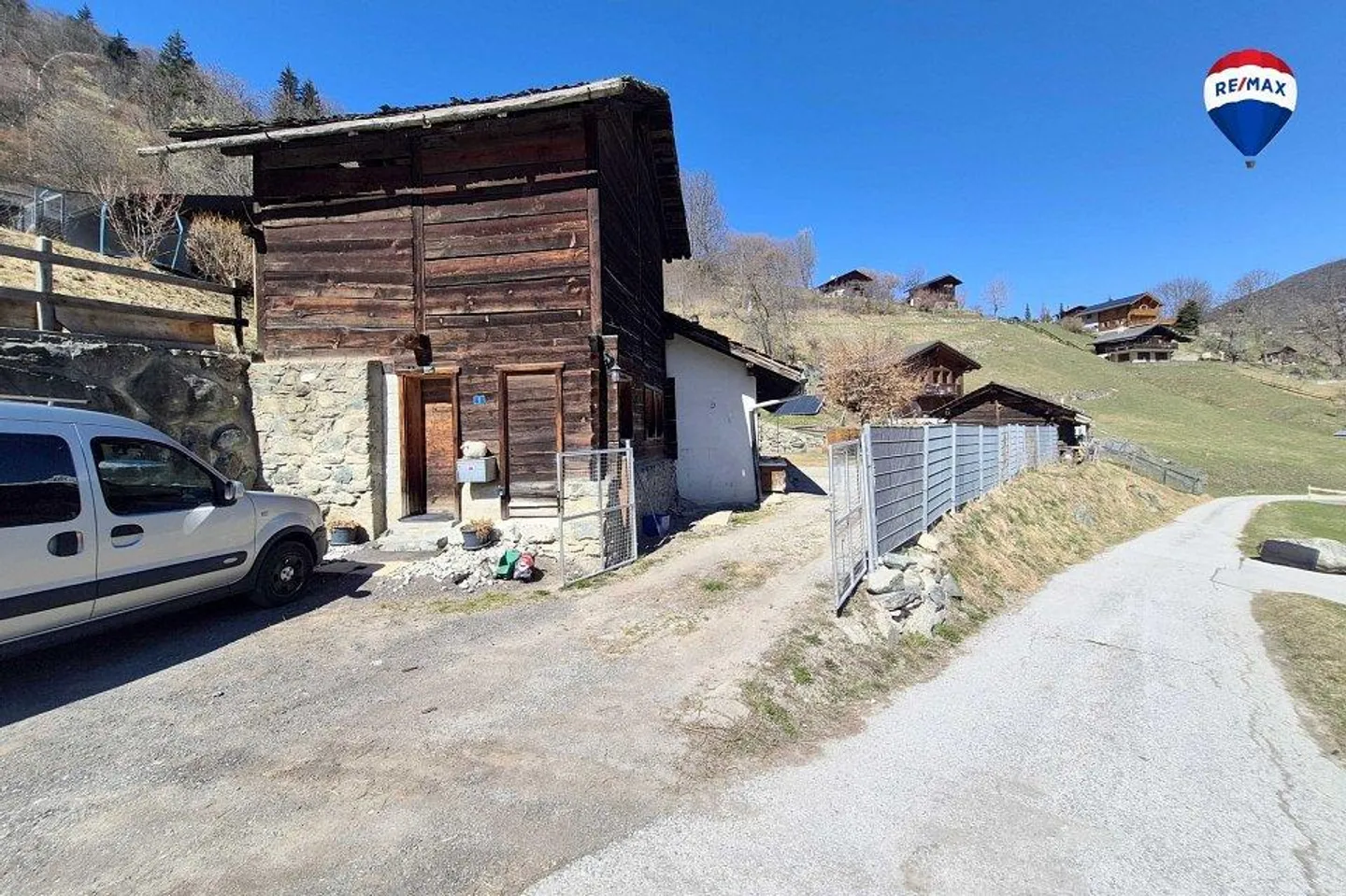 Mayen transformé en appartements et garage. - Photo 3 sur 13