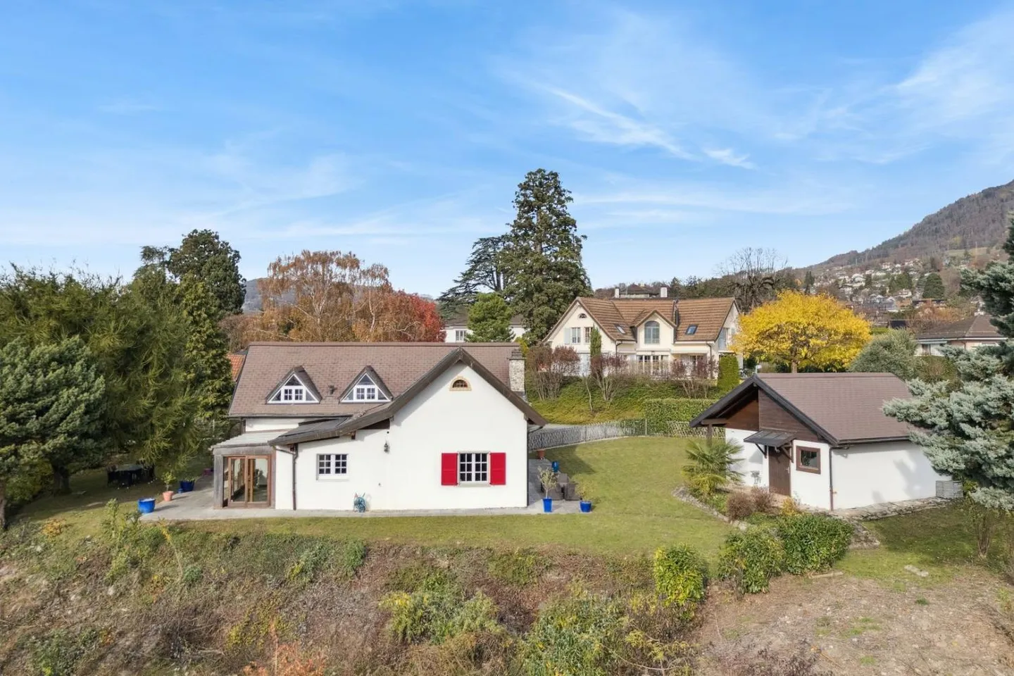 Luxurious Detached Villa in a Preferred Neighborhood - Photo 4 of 13