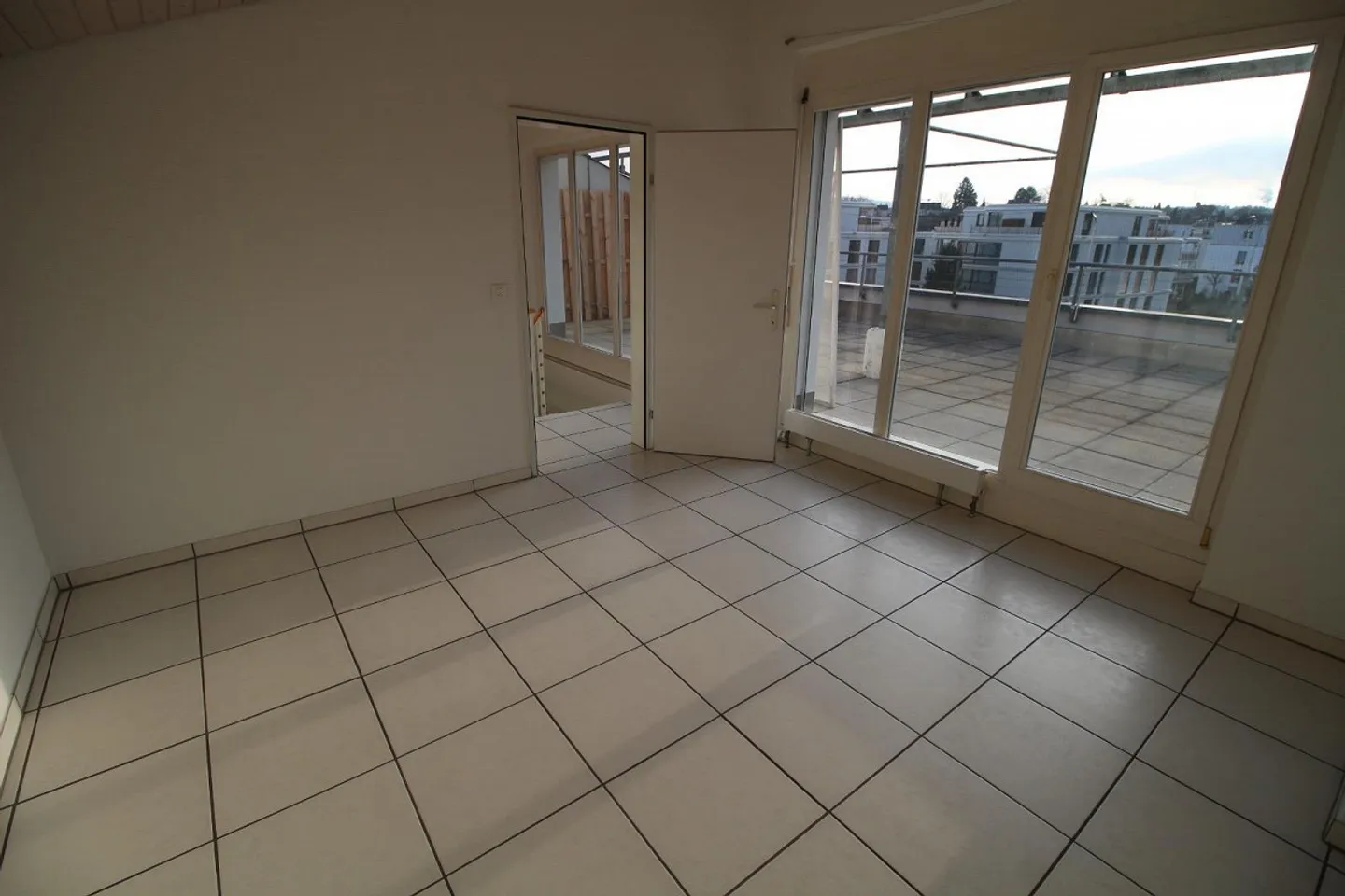 Geräumige Wohnung mit Terrasse - Foto 7 von 13