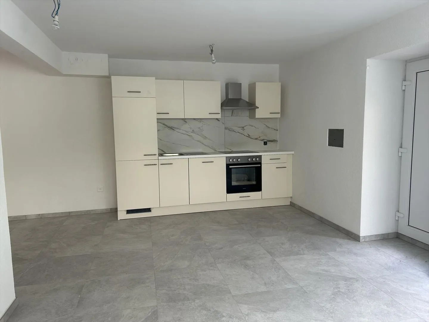 Luminoso appartamento di 2,5 locali completamente ristrutturato ad Ardon - Foto 2 di 6