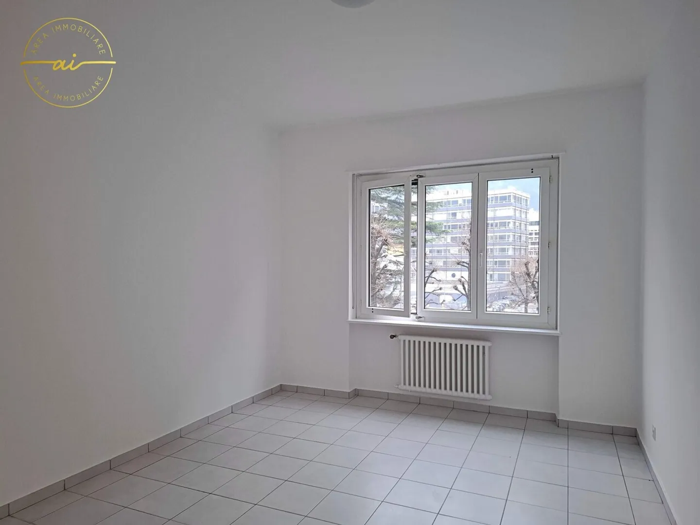 2.5-ROOM APARTMENT A FEW STEPS FROM THE CENTER - Photo 3 of 5