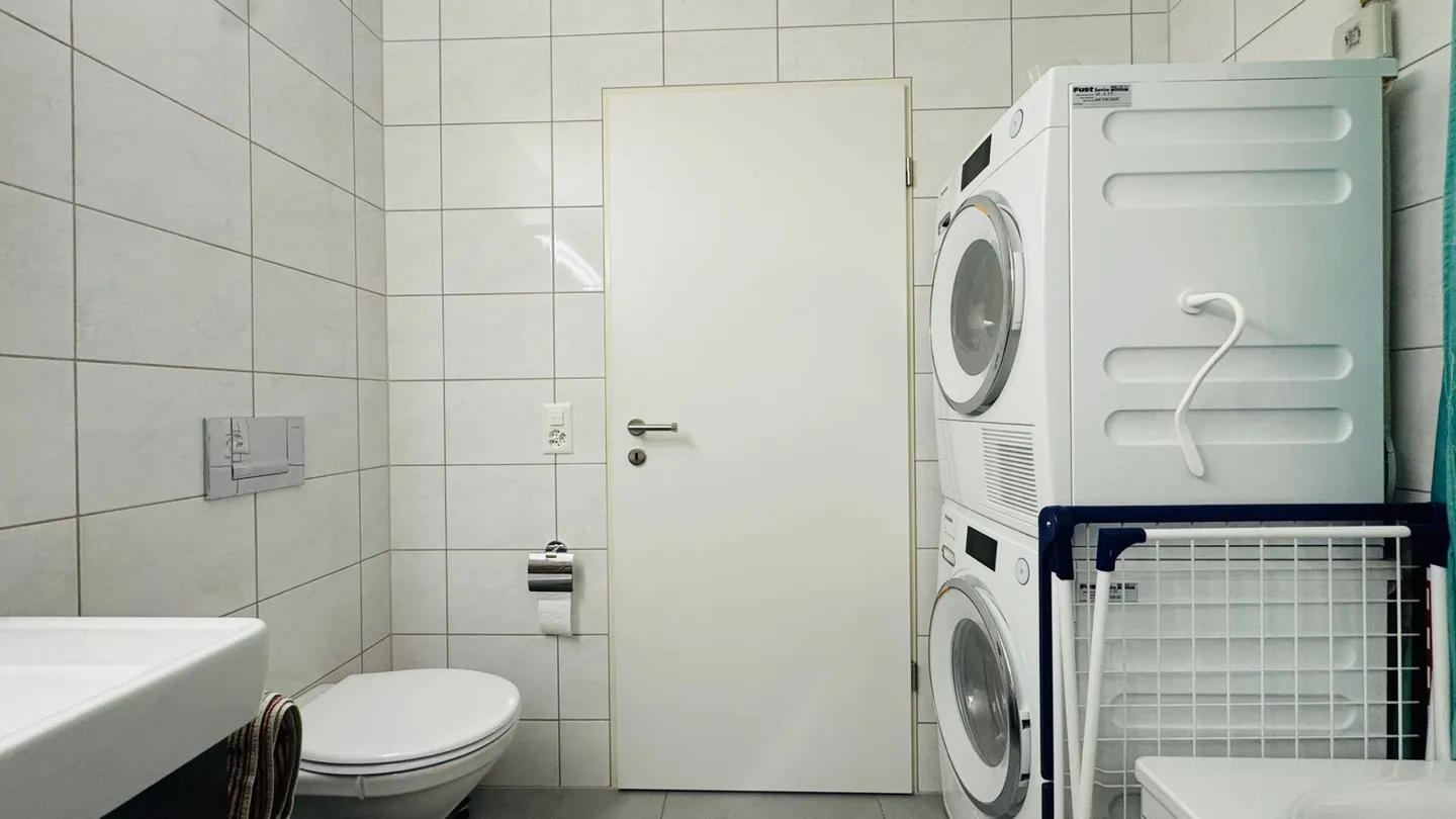 Appartamento moderno di 4,5 stanze con balcone e due posti auto in garage sotterraneo - Foto 3 di 17