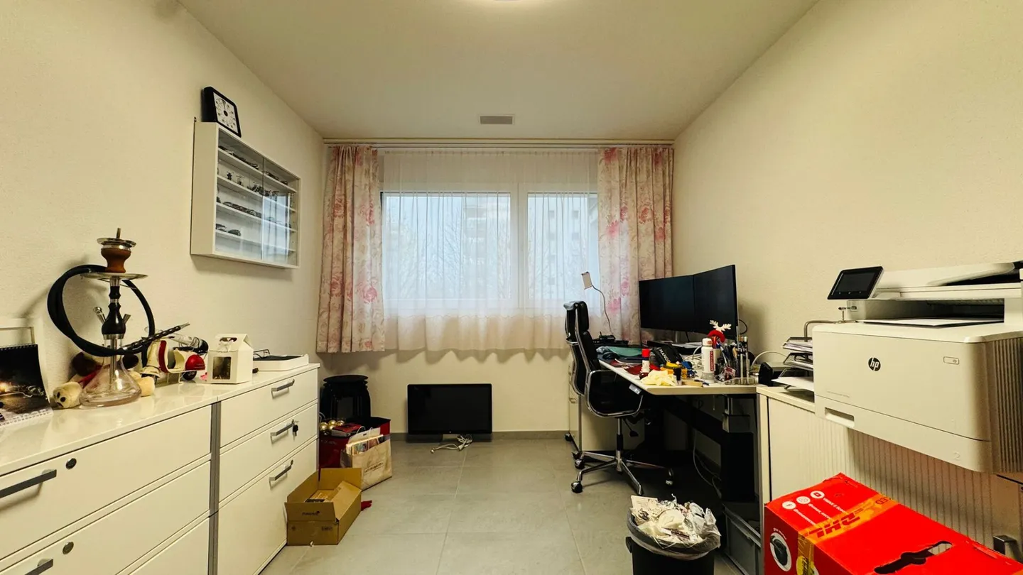 Appartamento moderno di 4,5 stanze con balcone e due posti auto in garage sotterraneo - Foto 7 di 17