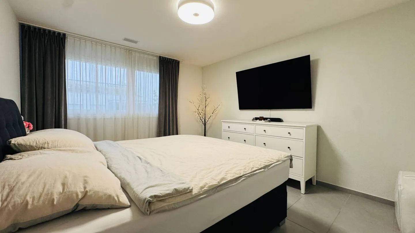 Appartamento moderno di 4,5 stanze con balcone e due posti auto in garage sotterraneo - Foto 8 di 17