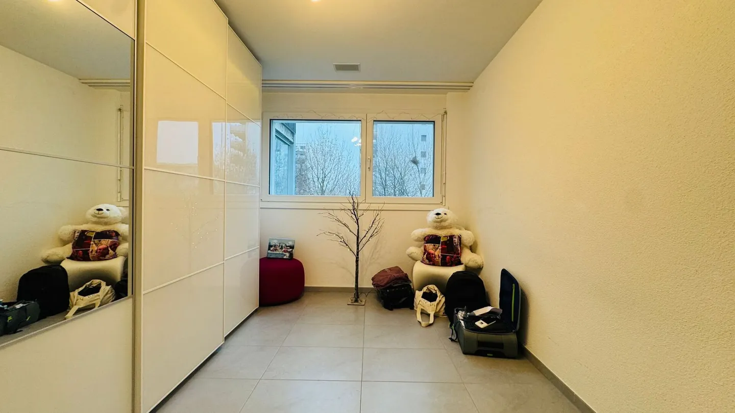 Appartamento moderno di 4,5 stanze con balcone e due posti auto in garage sotterraneo - Foto 5 di 17