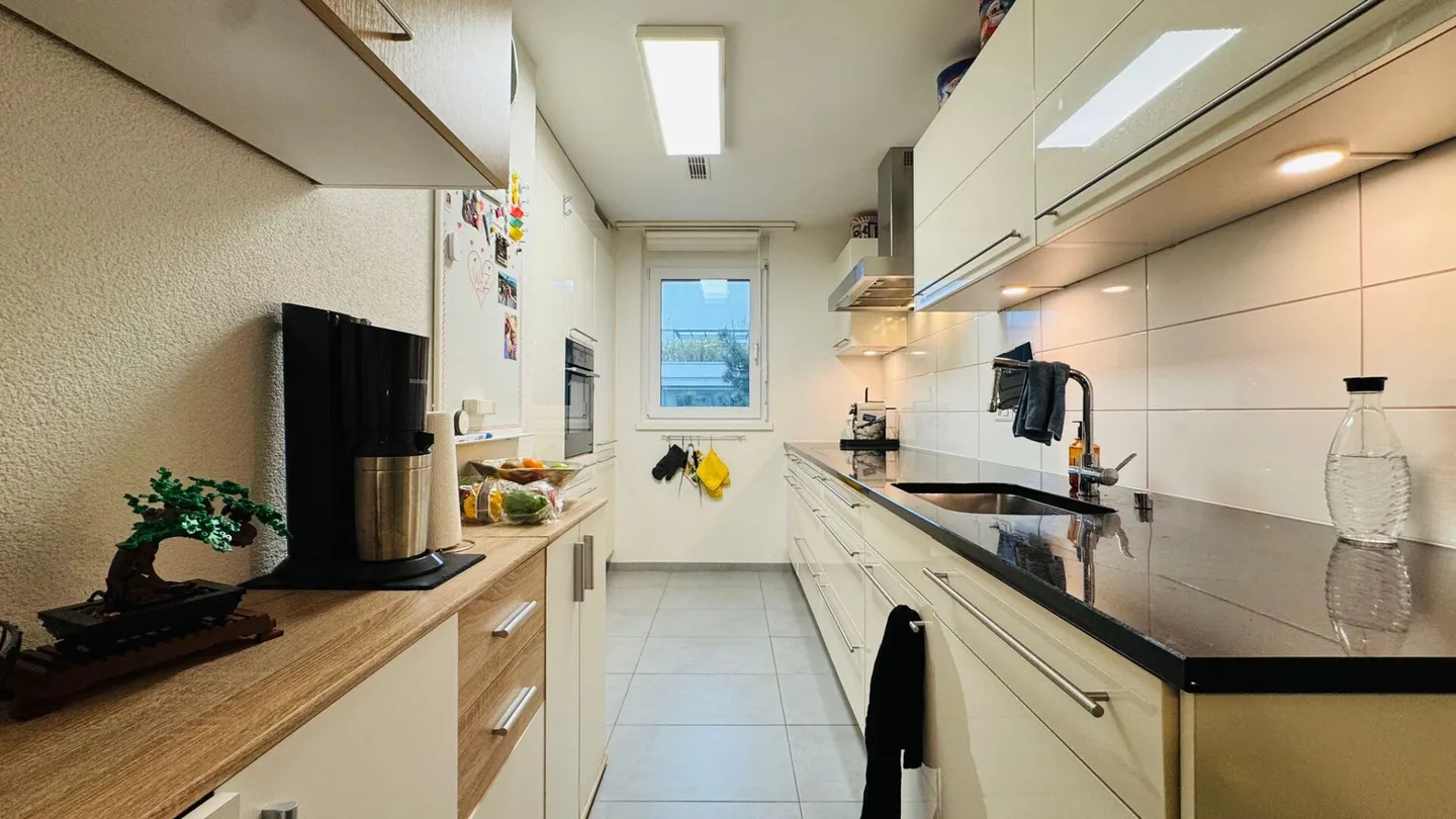 Appartamento moderno di 4,5 stanze con balcone e due posti auto in garage sotterraneo - Foto 6 di 17