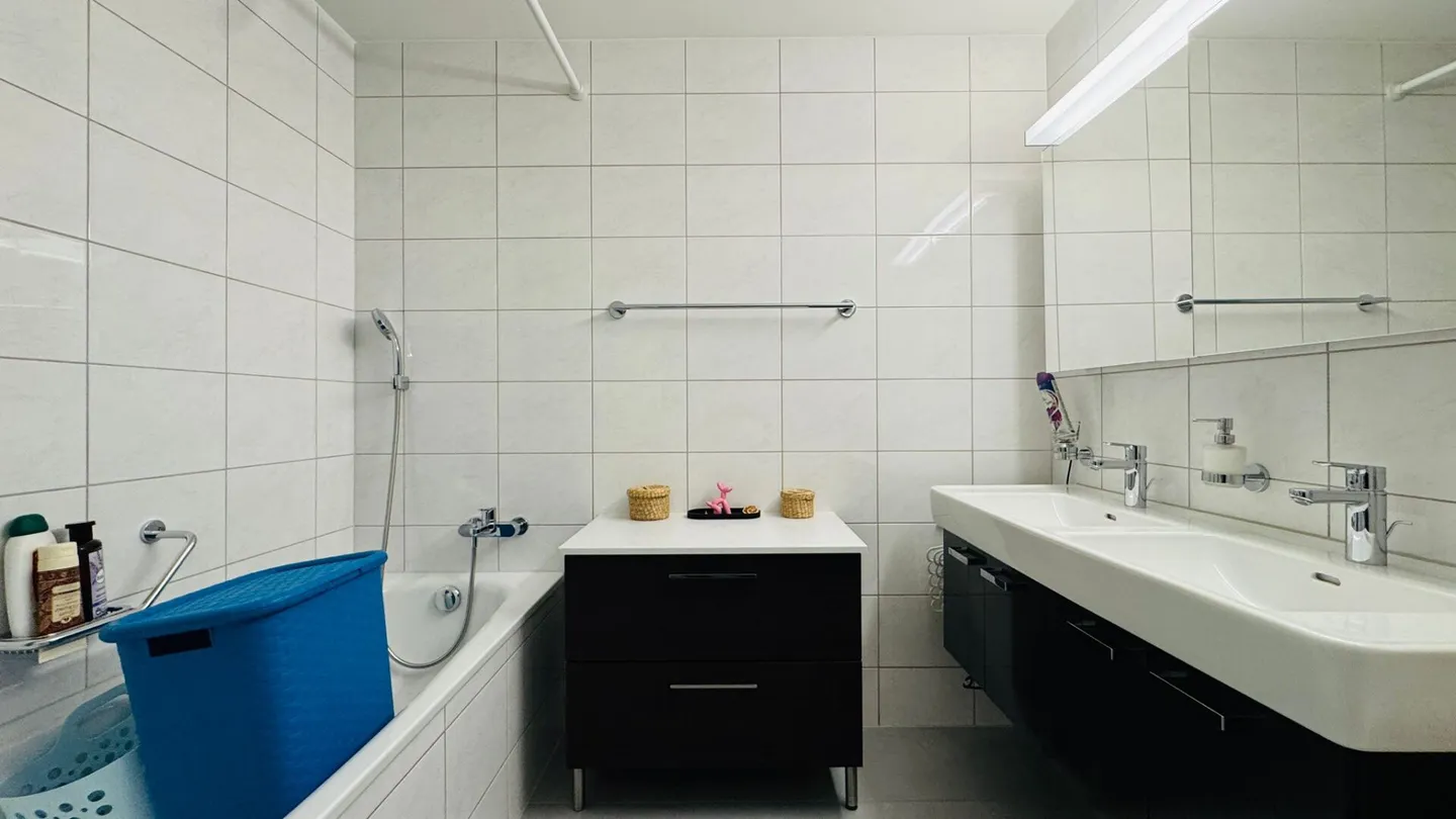 Appartamento moderno di 4,5 stanze con balcone e due posti auto in garage sotterraneo - Foto 9 di 17