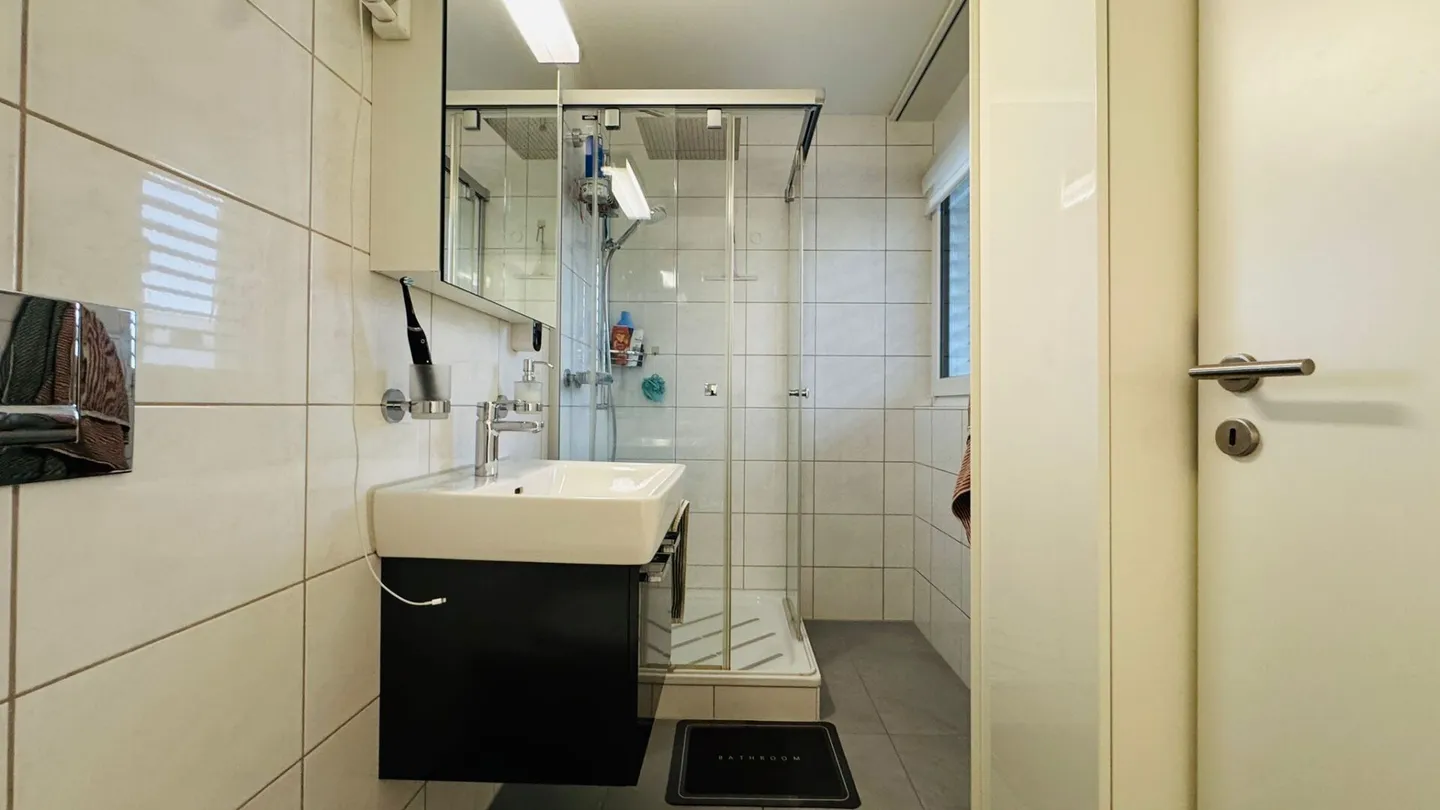 Appartamento moderno di 4,5 stanze con balcone e due posti auto in garage sotterraneo - Foto 10 di 17