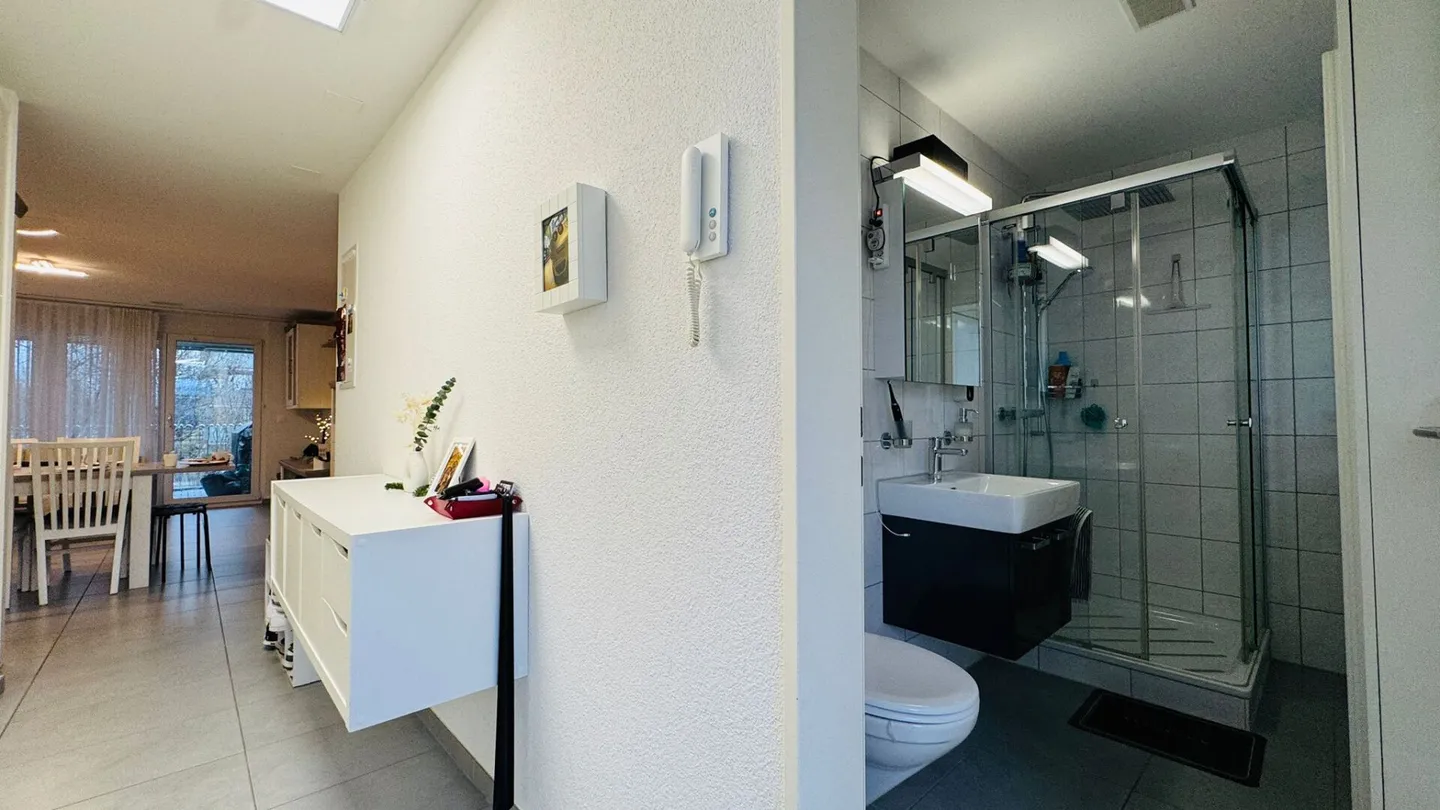 Appartamento moderno di 4,5 stanze con balcone e due posti auto in garage sotterraneo - Foto 11 di 17