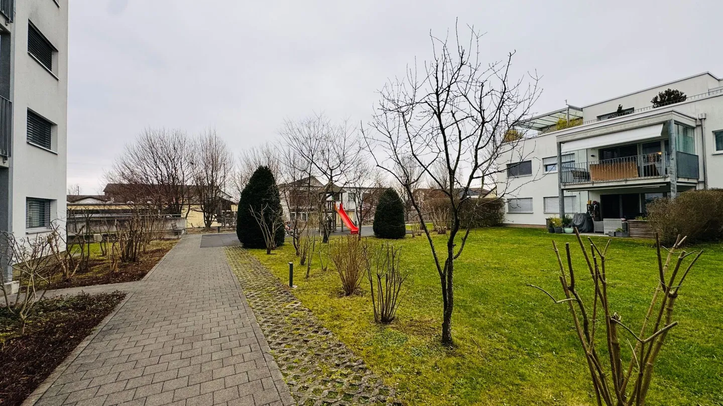 Appartamento moderno di 4,5 stanze con balcone e due posti auto in garage sotterraneo - Foto 13 di 17