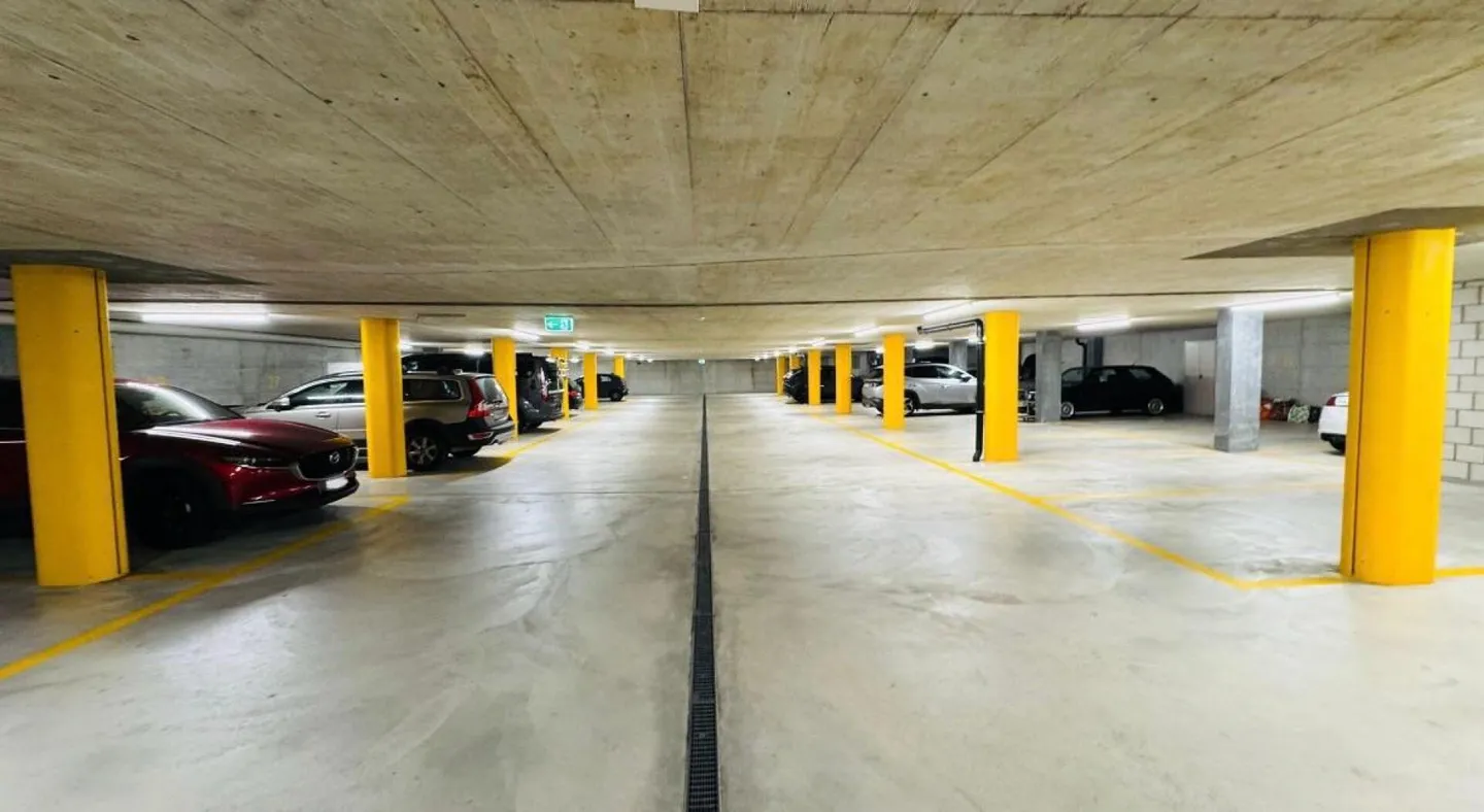 Appartamento moderno di 4,5 stanze con balcone e due posti auto in garage sotterraneo - Foto 16 di 17