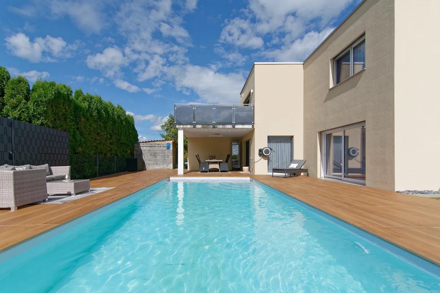 Freistehendes Familienhaus mit Pool - Foto 1 von 10