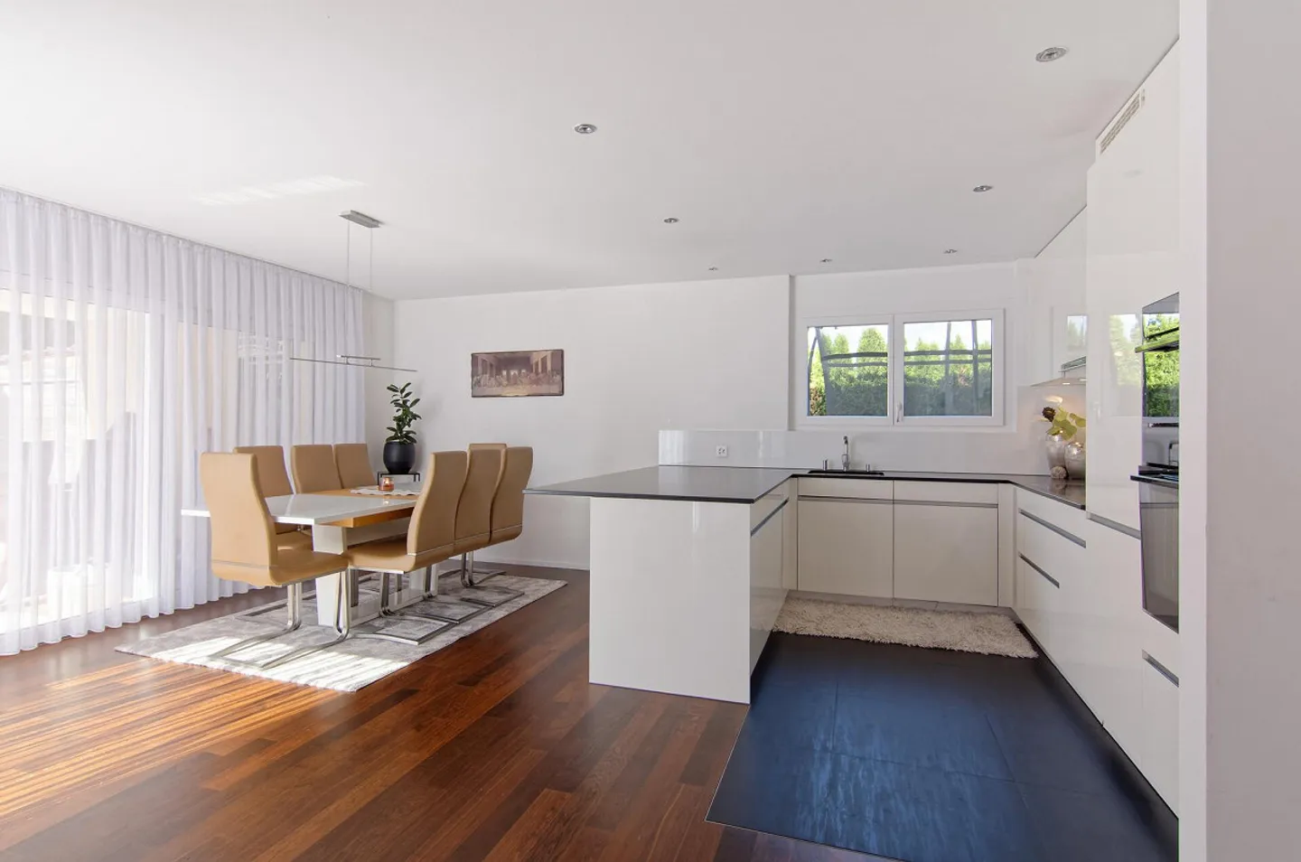 Freistehendes Familienhaus mit Pool - Foto 2 von 10