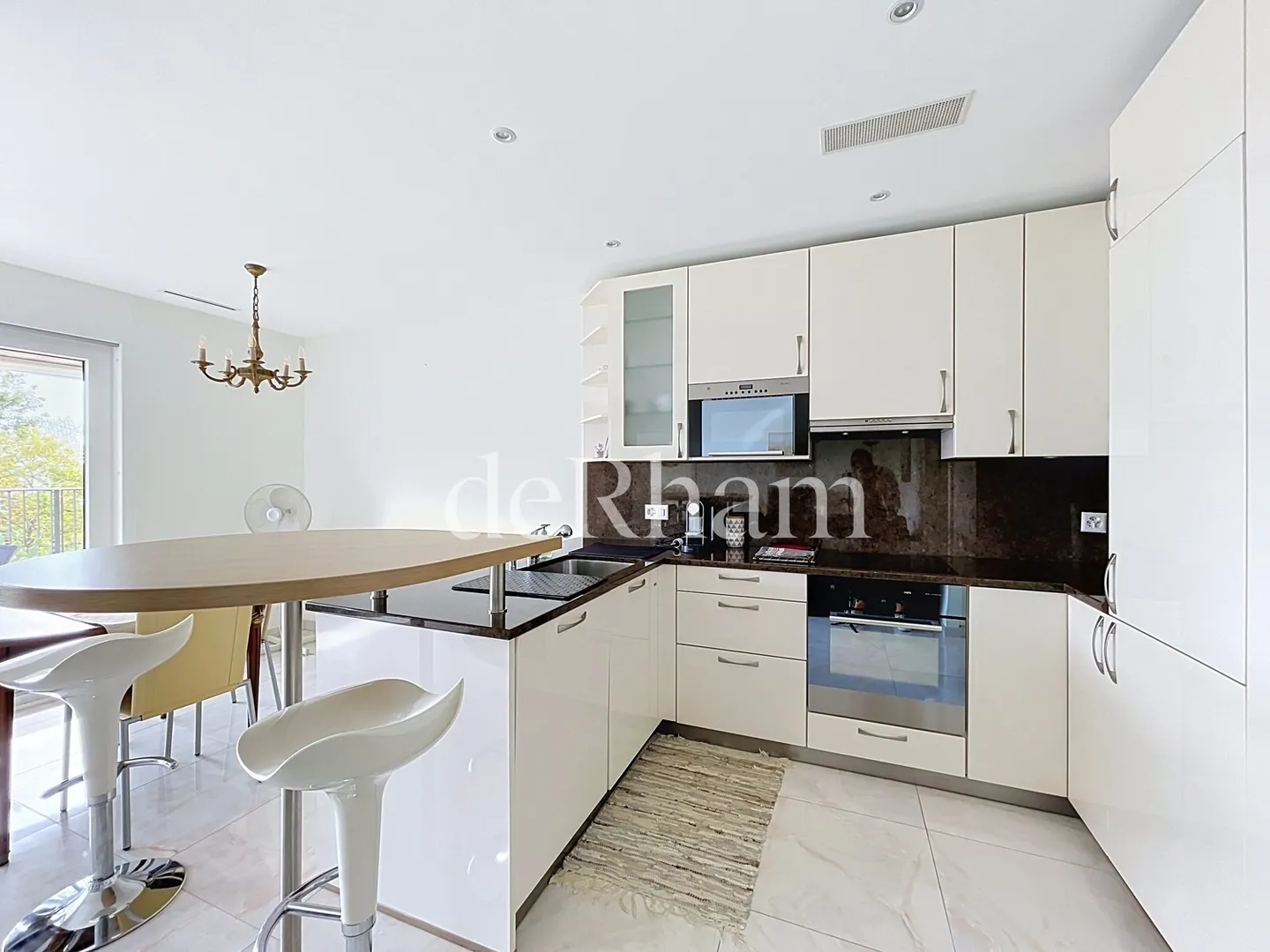 Appartement Contemporain avec Vue sur le Lac - Photo 3 sur 10