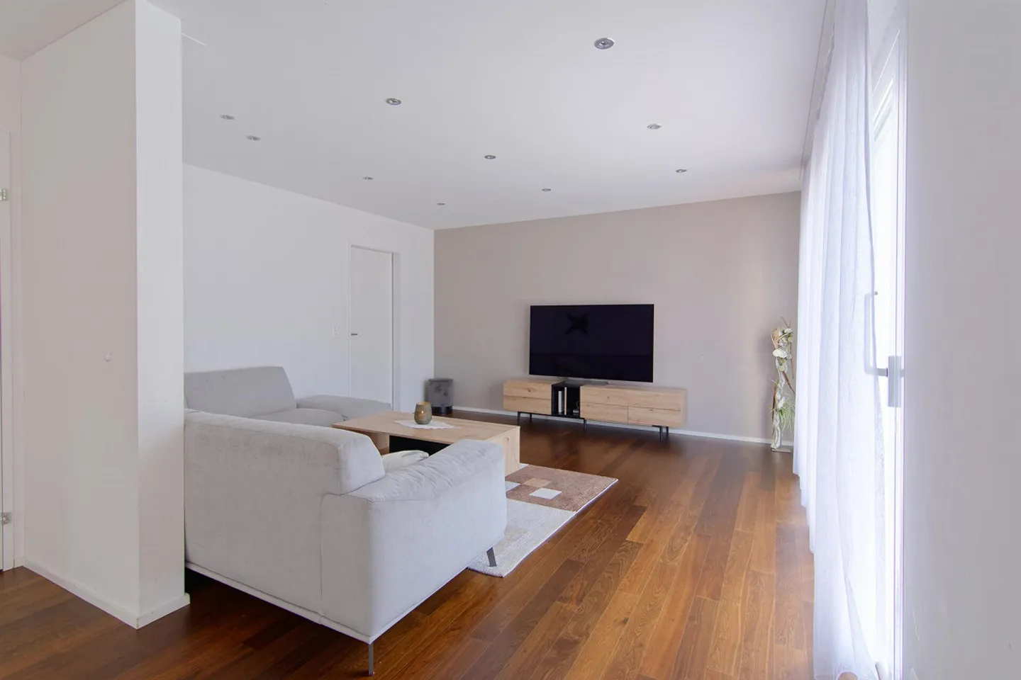 Freistehendes Familienhaus mit Pool - Foto 7 von 10