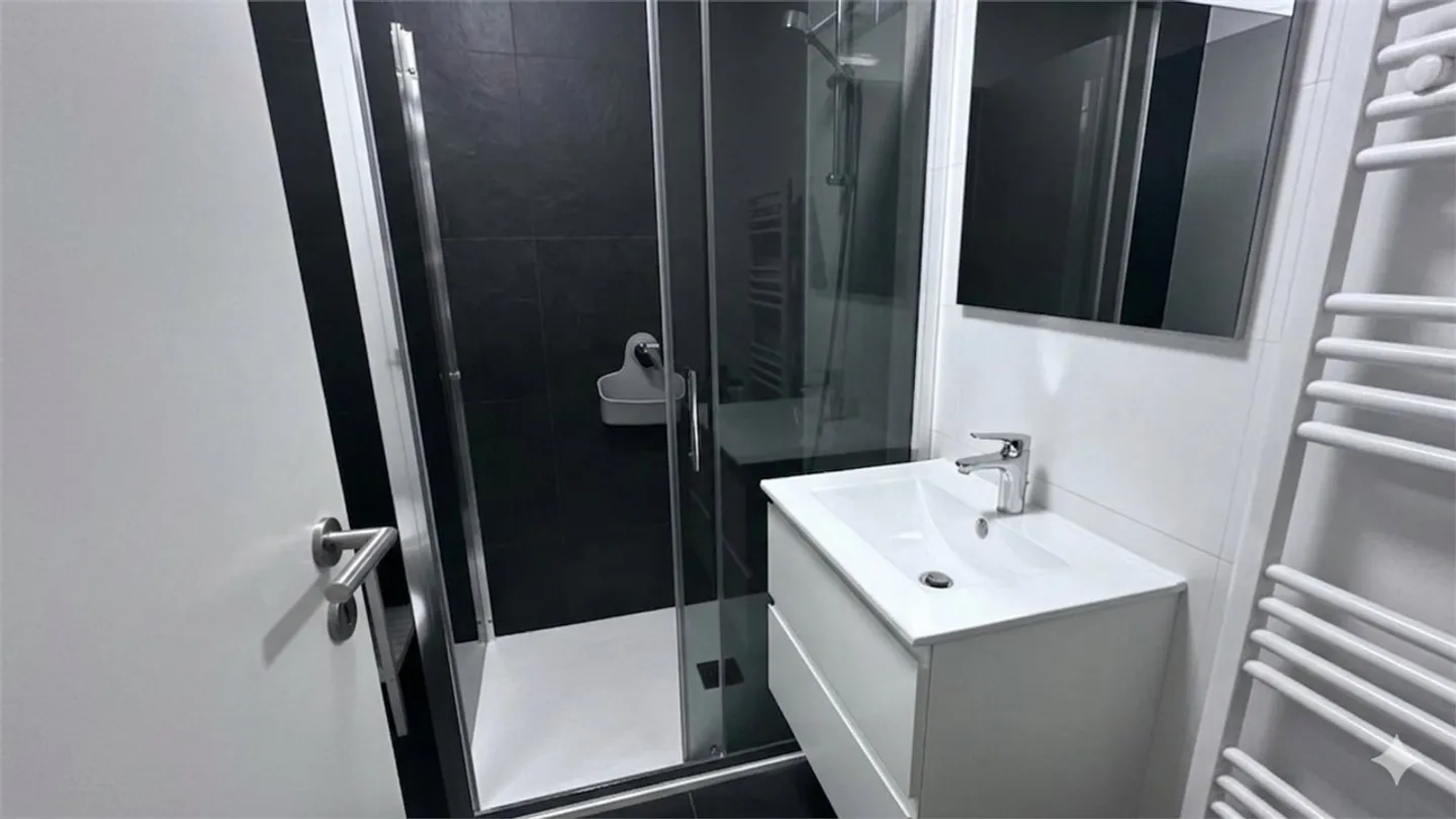Modern Apartment with Terrace - Photo 4 of 6