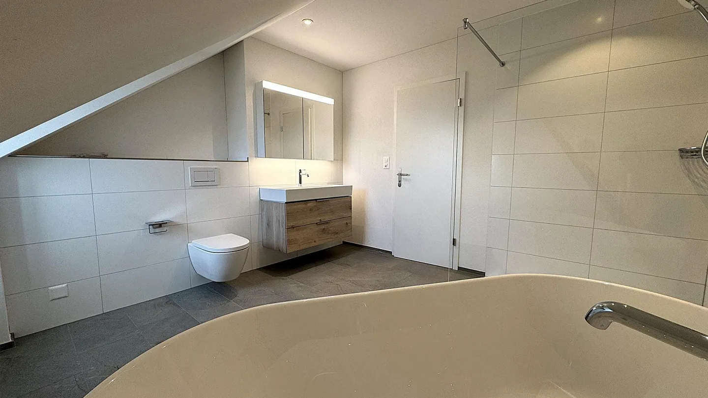 Appartamento attico esclusivo, recentemente ristrutturato di 6,5 stanze a Bottighofen ... - Foto 4 di 13