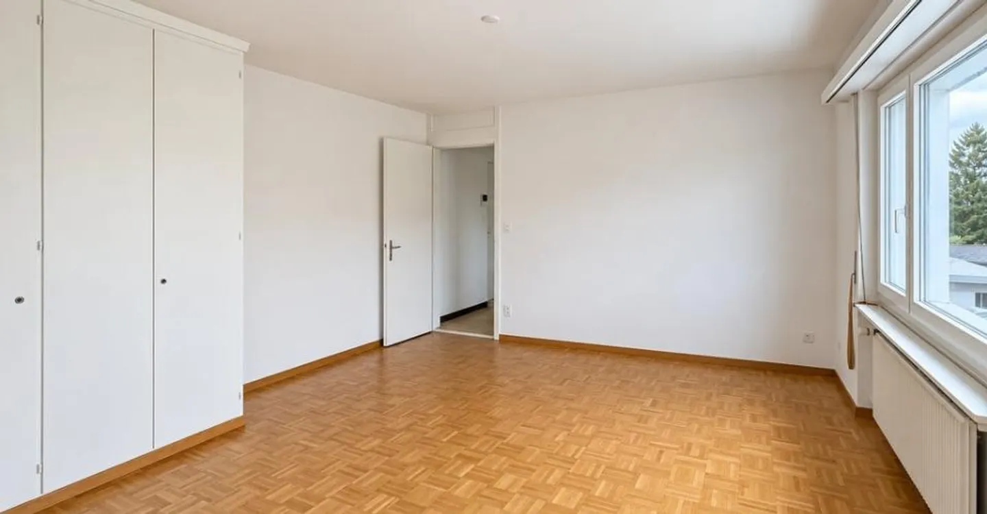 Central Living in Biel-Bienne: Bright 3.5 Room Apartment - Photo 2 of 6