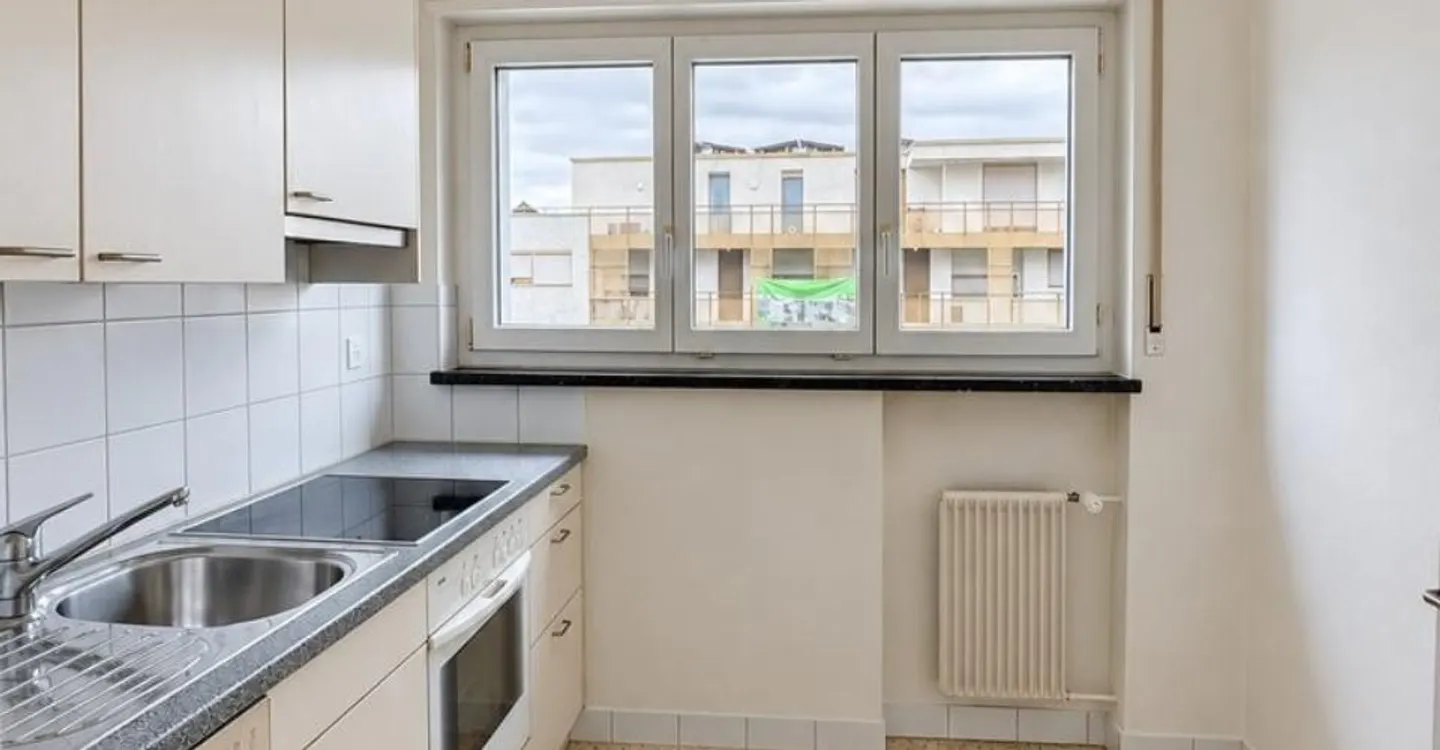 Central Living in Biel-Bienne: Bright 3.5 Room Apartment - Photo 4 of 6