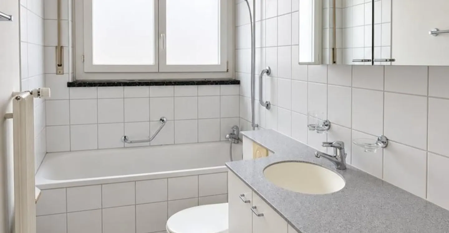 Central Living in Biel-Bienne: Bright 3.5 Room Apartment - Photo 5 of 6
