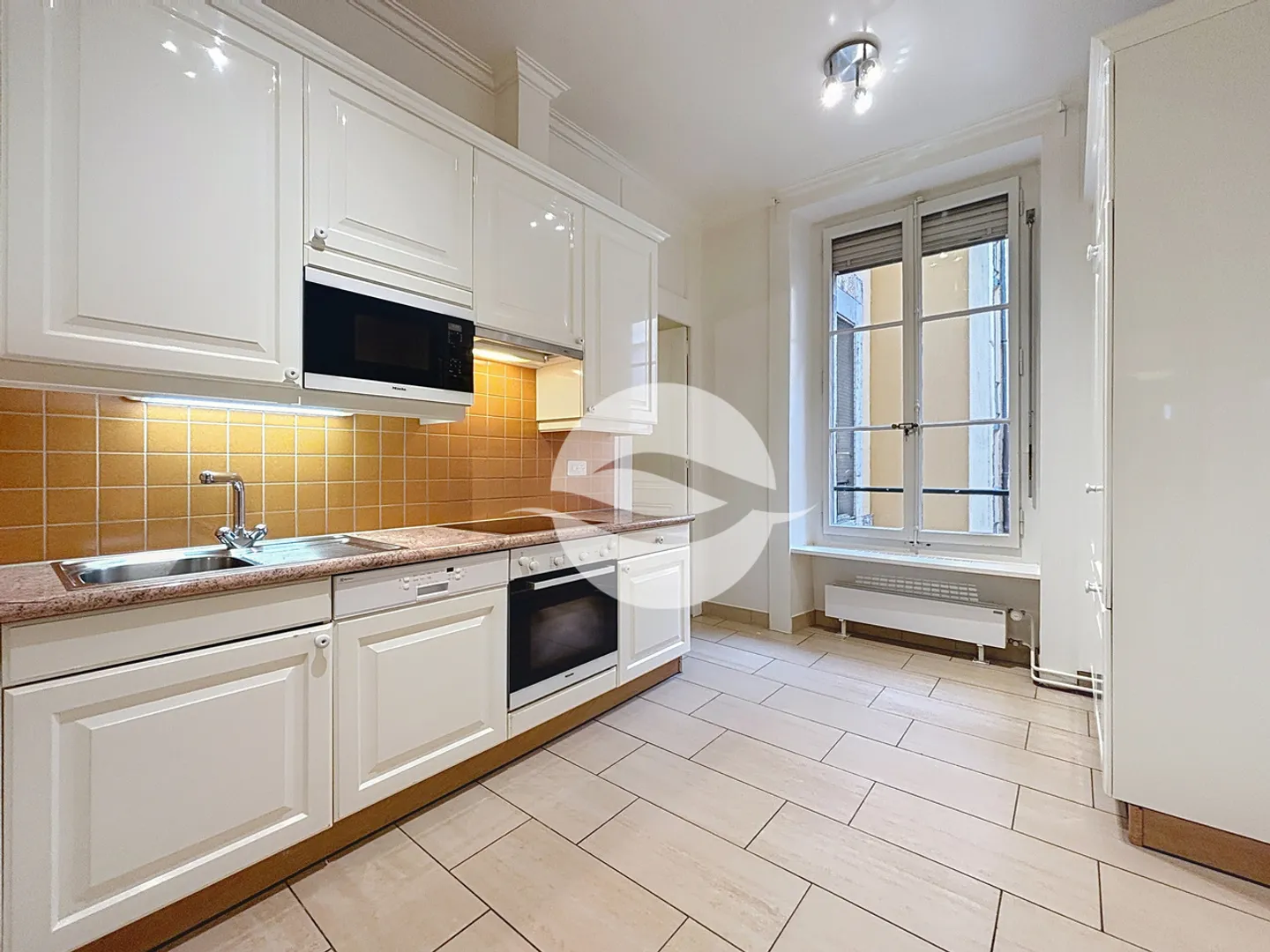 Charmant appartement 4 pièces - Photo 3 sur 8