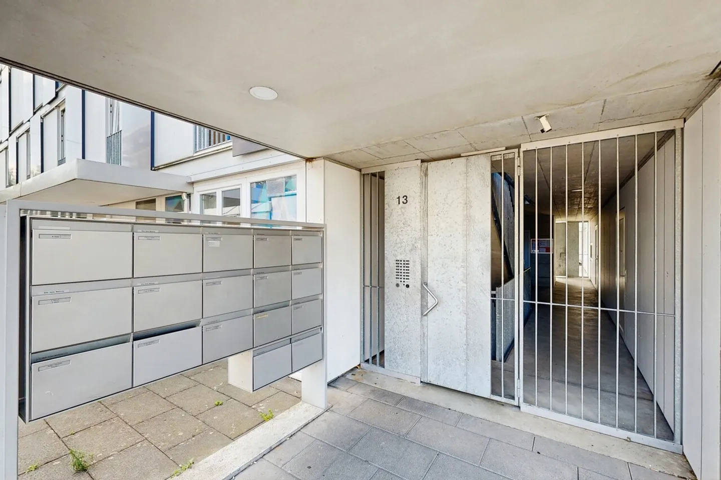 Modern 2.5-room apartment with rental garden and wooden terrace in Zurich-Schwamen - Photo 2 of 13