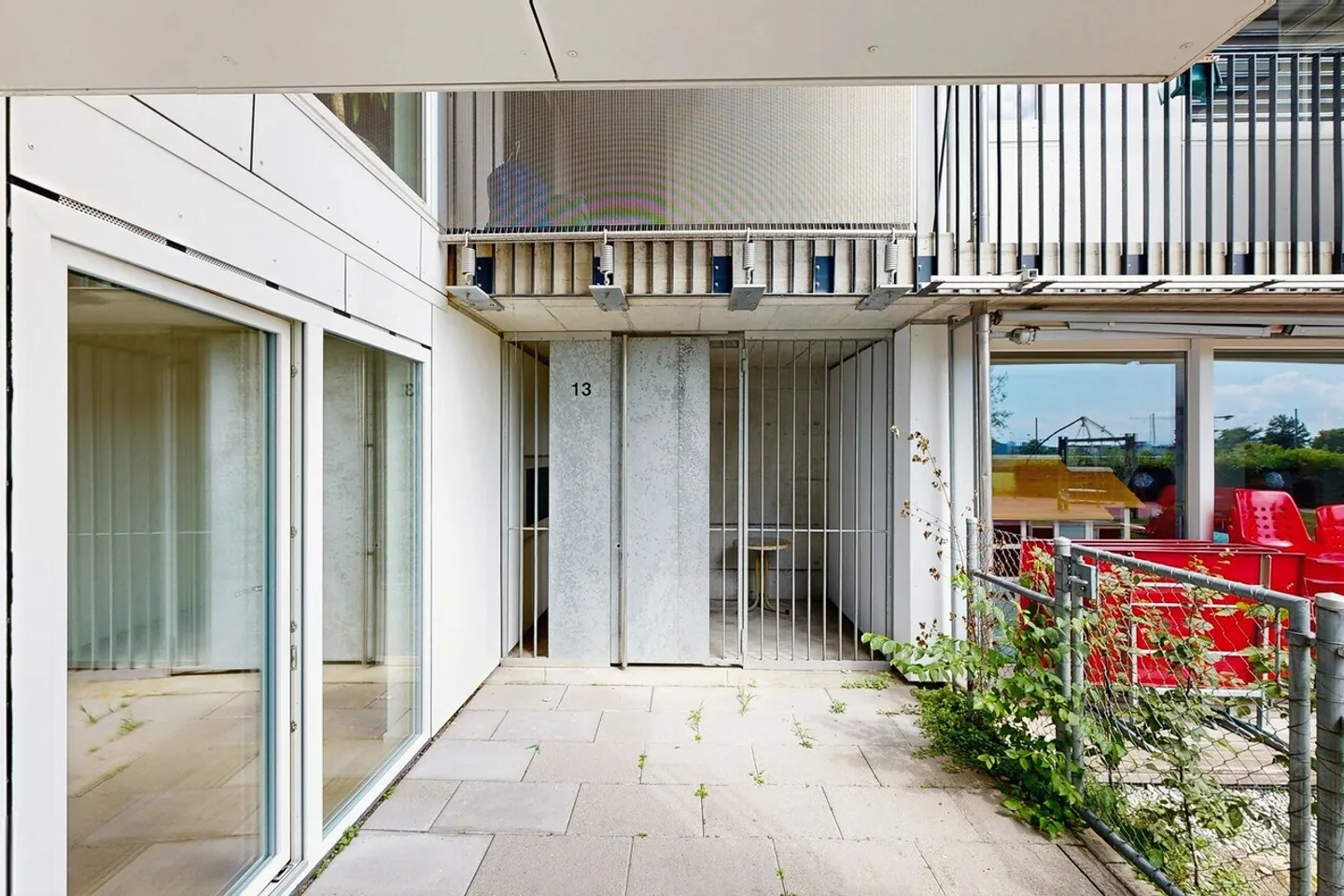 Modern 2.5-room apartment with rental garden and wooden terrace in Zurich-Schwamen - Photo 3 of 13