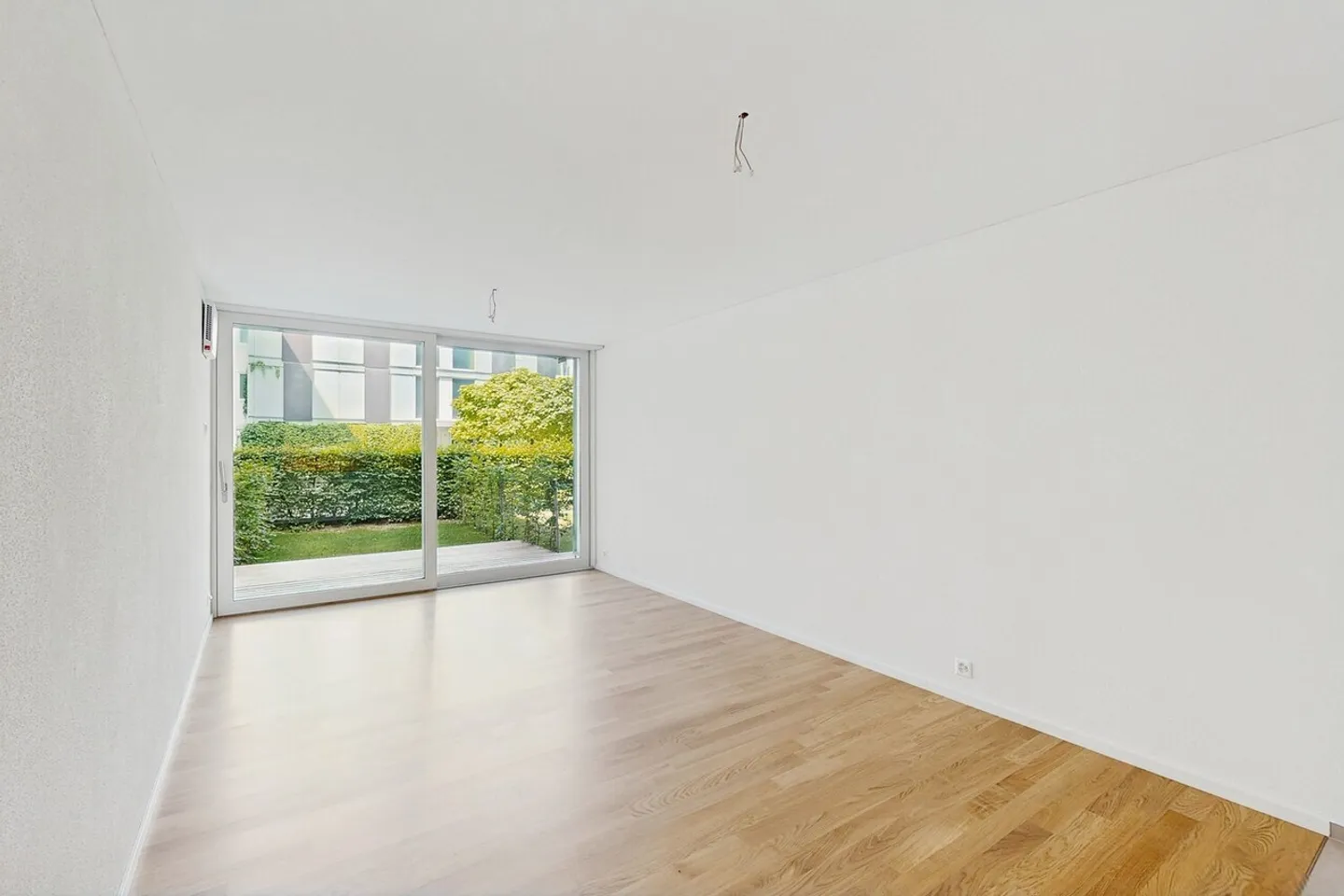 Modern 2.5-room apartment with rental garden and wooden terrace in Zurich-Schwamen - Photo 6 of 13