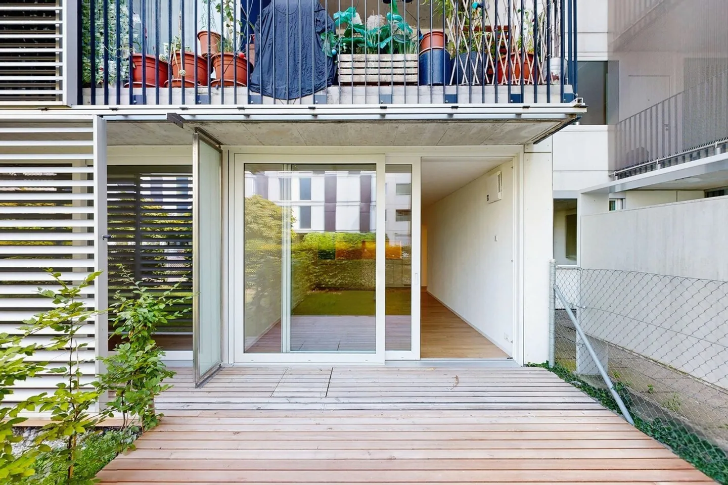Modern 2.5-room apartment with rental garden and wooden terrace in Zurich-Schwamen - Photo 7 of 13