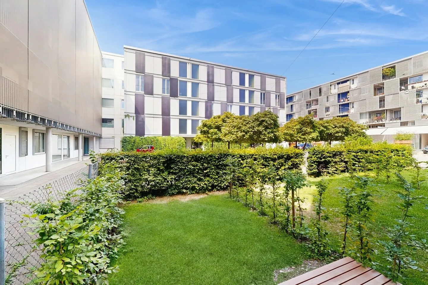 Modern 2.5-room apartment with rental garden and wooden terrace in Zurich-Schwamen - Photo 8 of 13