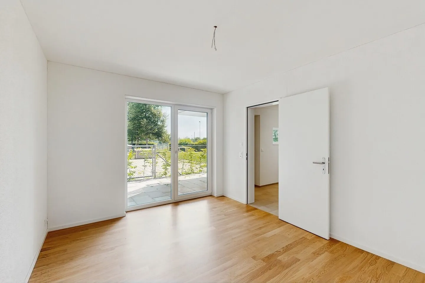 Modern 2.5-room apartment with rental garden and wooden terrace in Zurich-Schwamen - Photo 9 of 13