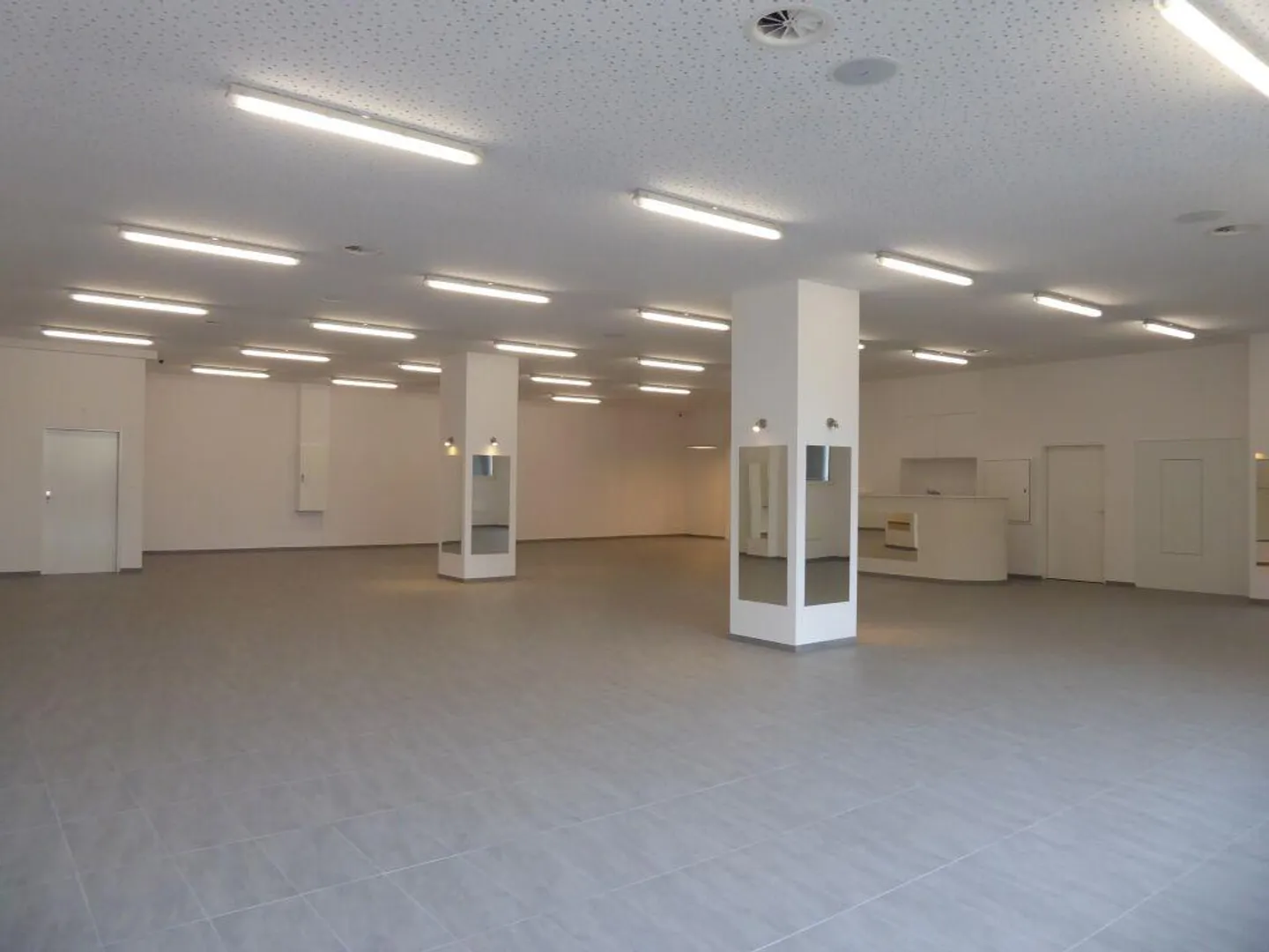 bright commercial space - Photo 3 of 6