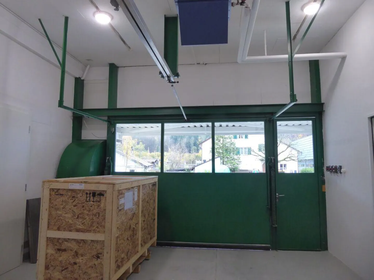 bright commercial space - Photo 4 of 6