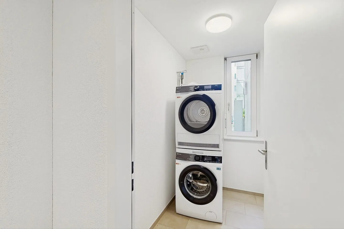 Modern 2.5-room apartment with rental garden and wooden terrace in Zurich-Schwamen - Photo 12 of 13