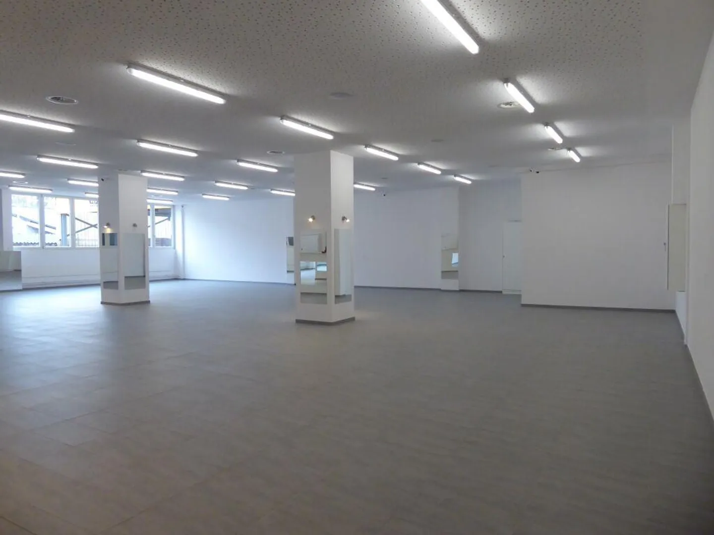 bright commercial space - Photo 5 of 6