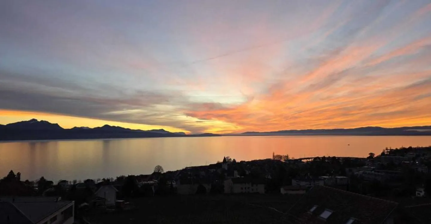 LUTRY - SCHÖNE 4.5-ZIMMER-WOHNUNG MIT SEEBLICK - Foto 1 von 10
