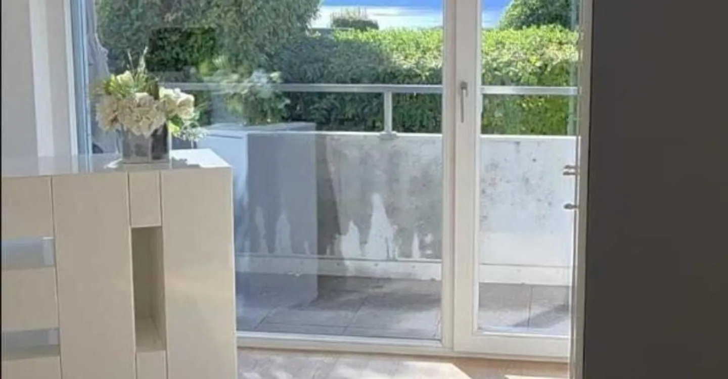 LUTRY - SCHÖNE 4.5-ZIMMER-WOHNUNG MIT SEEBLICK - Foto 9 von 10