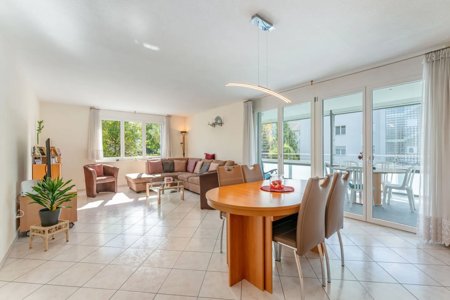 Condominio ben tenuto di 5,5 stanze con balcone vetrato - Foto 2 di 16
