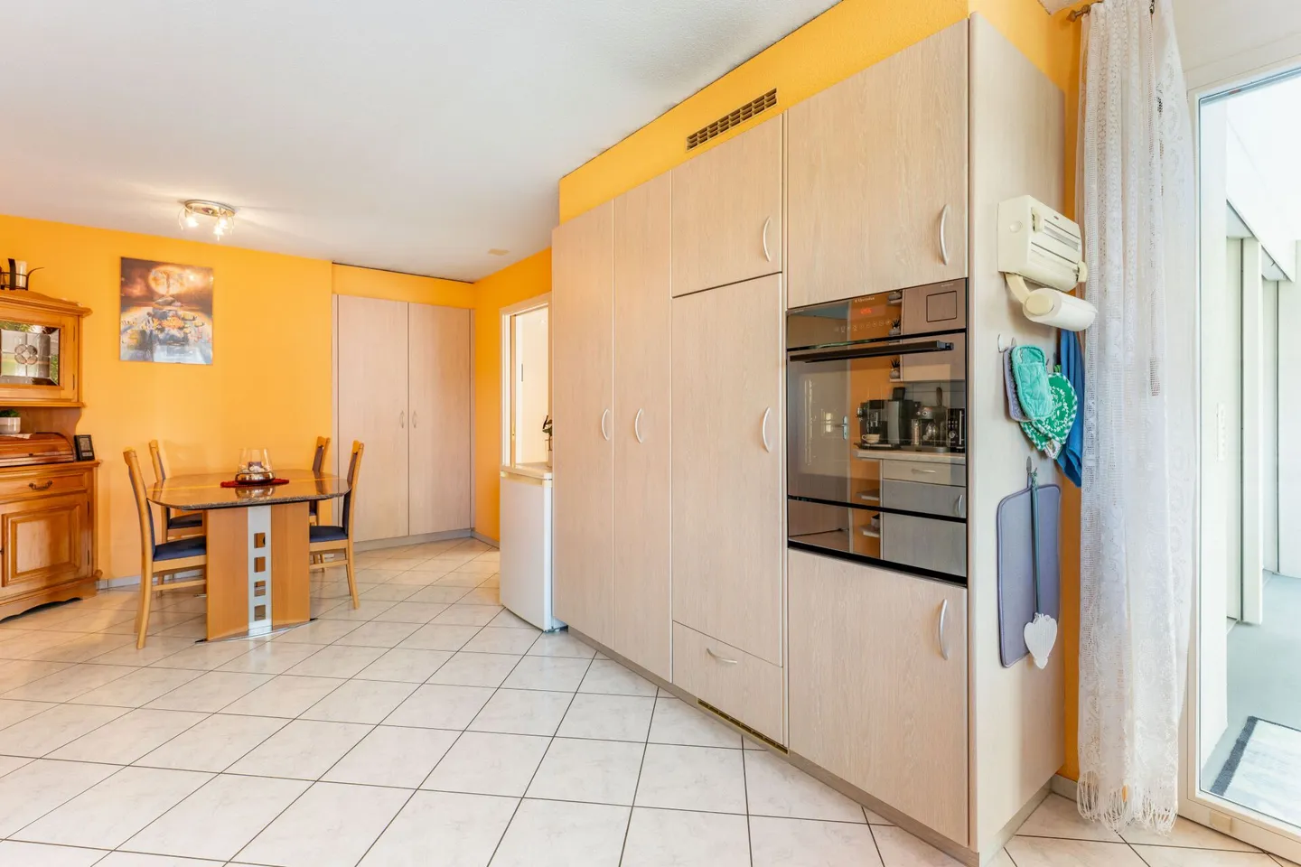 Condominio ben tenuto di 5,5 stanze con balcone vetrato - Foto 4 di 16