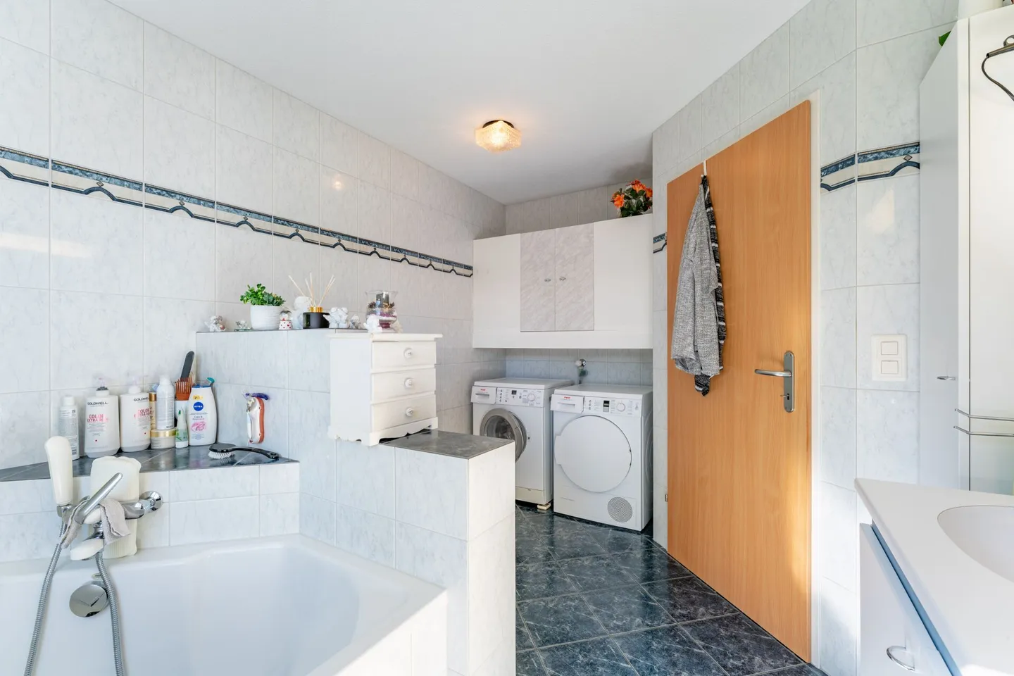 Condominio ben tenuto di 5,5 stanze con balcone vetrato - Foto 9 di 16