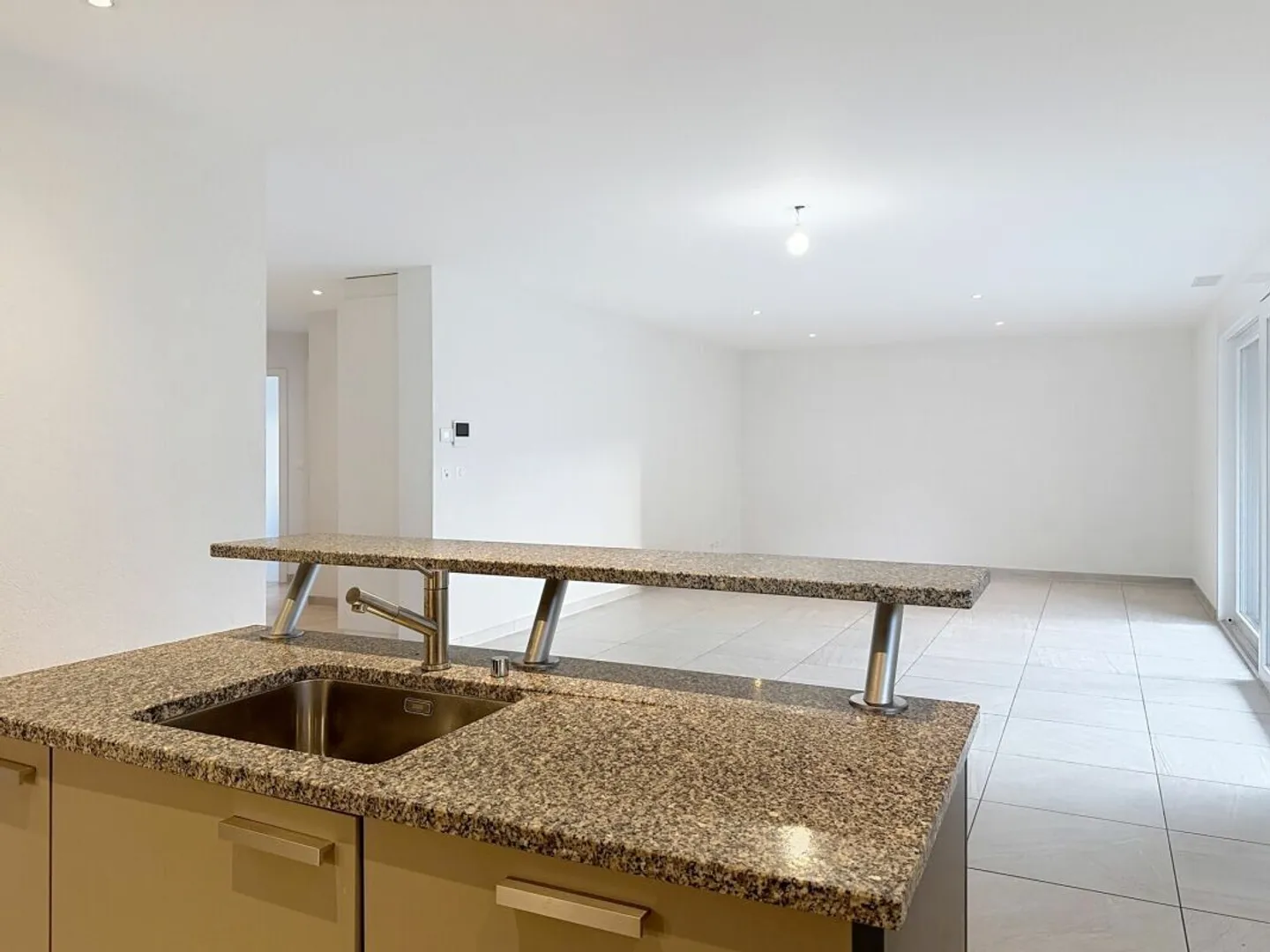 Très spacieux 4.5 pces avec grand balcon à Collombey - Photo 5 sur 12