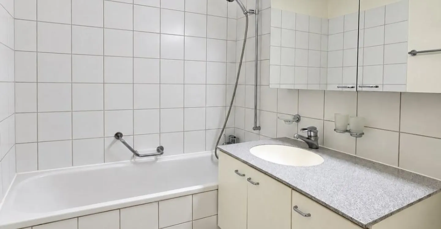 2.5 Room Apartment with Balcony and Good Public Transport Connection in Biel-Bienne - Photo 7 of 9